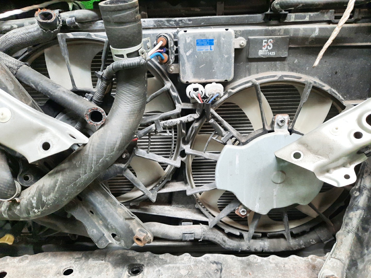 Рамка радиатора TOYOTA SAI AZK10 2AZ-FXE 0414 4 ракурс