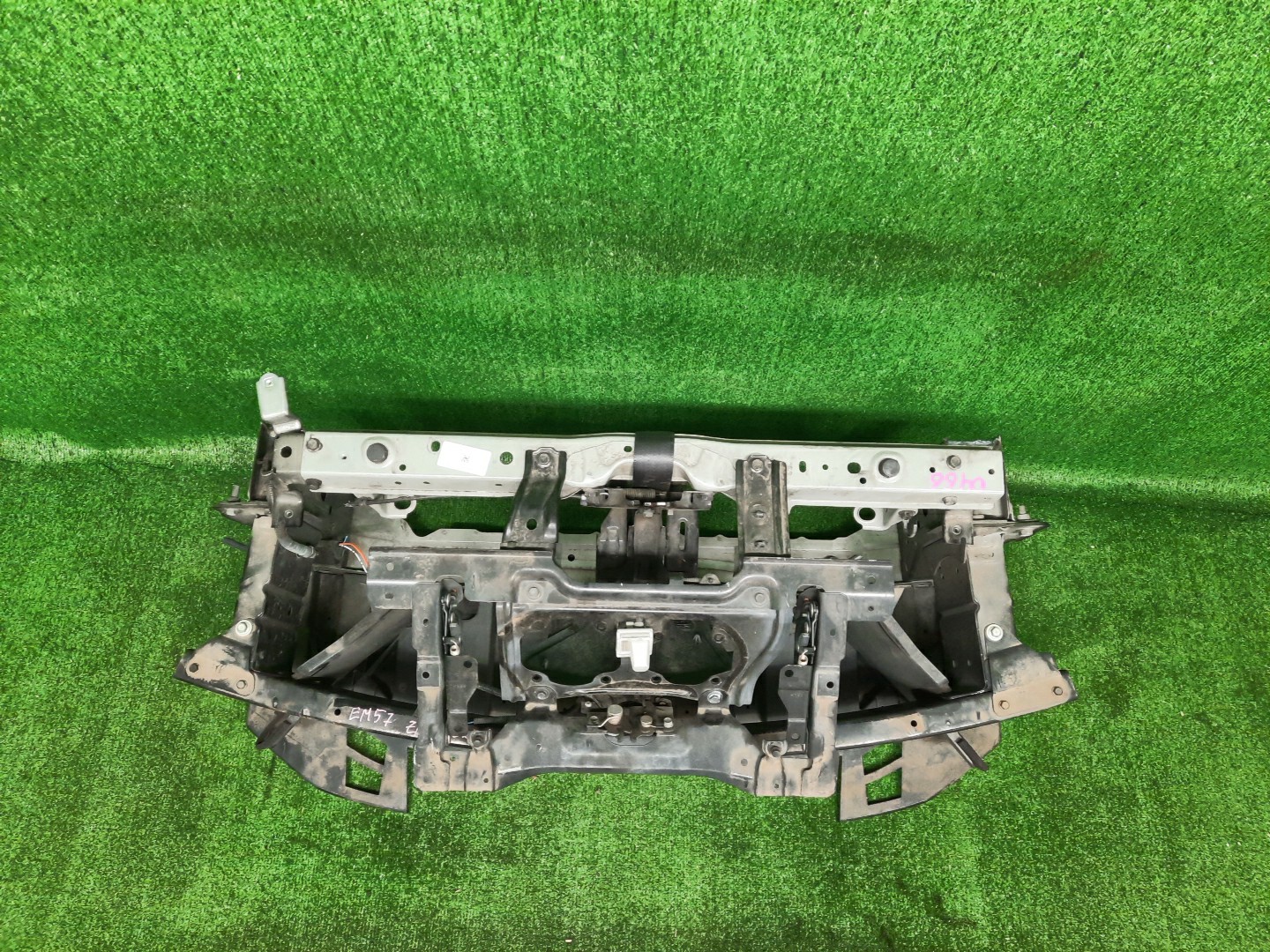 Рамка радиатора NISSAN LEAF ZE1 EM57 0466 2 ракурс Рамка радиатора NISSAN LEAF ZE1 EM57 0466 2 ракурс