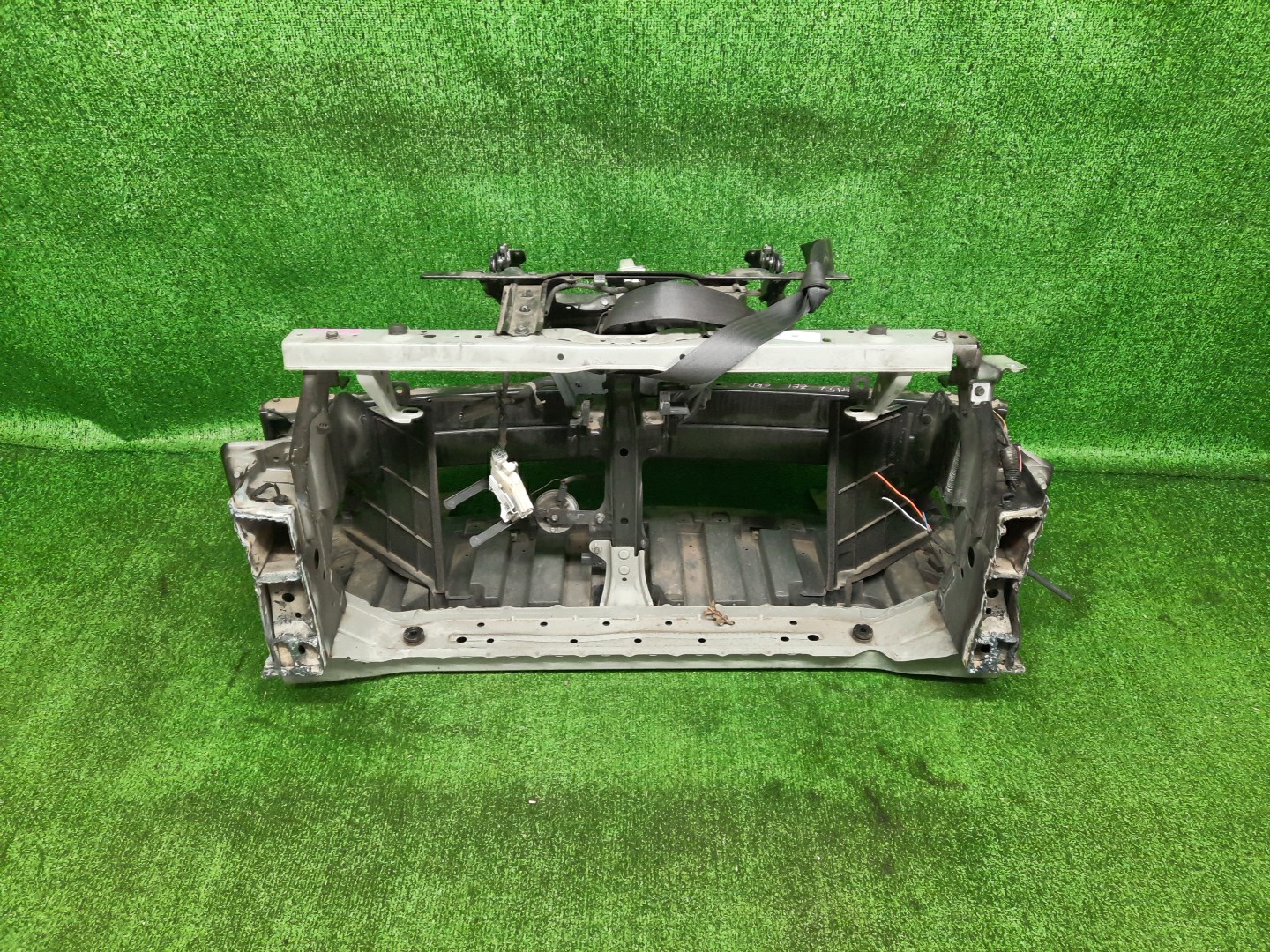 Рамка радиатора NISSAN LEAF ZE1 EM57 0466 3 ракурс