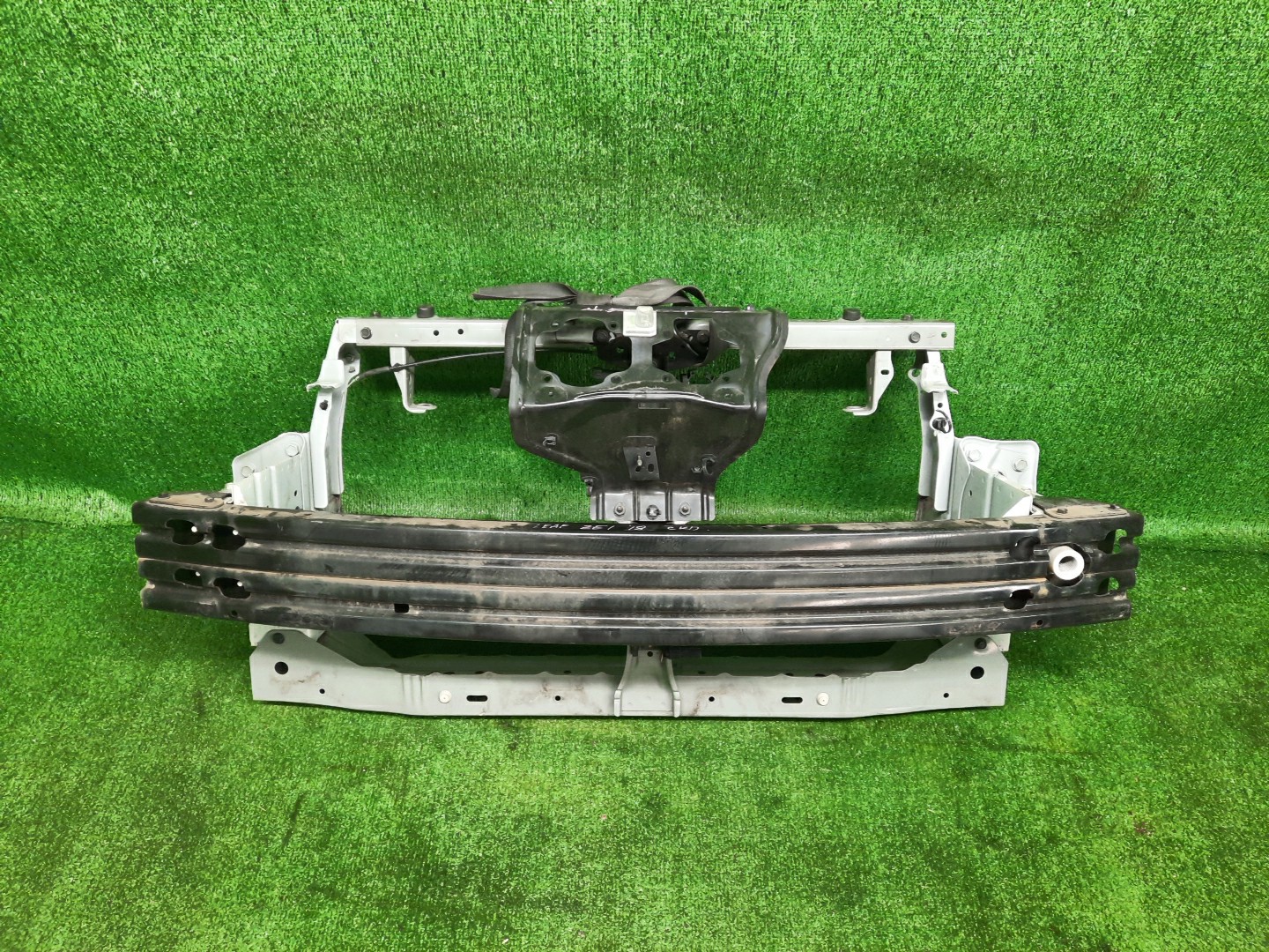 Рамка радиатора NISSAN LEAF ZE1 EM57 0467 1 ракурс Рамка радиатора NISSAN LEAF ZE1 EM57 0467 1 ракурс