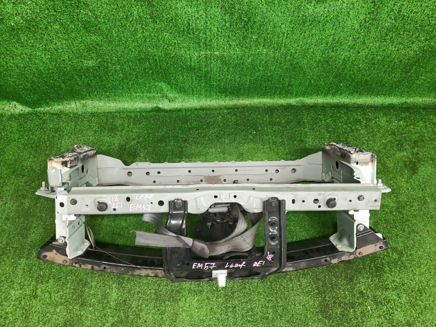 Рамка радиатора NISSAN LEAF ZE1 EM57 0467 2 ракурс Рамка радиатора NISSAN LEAF ZE1 EM57 0467 2 ракурс