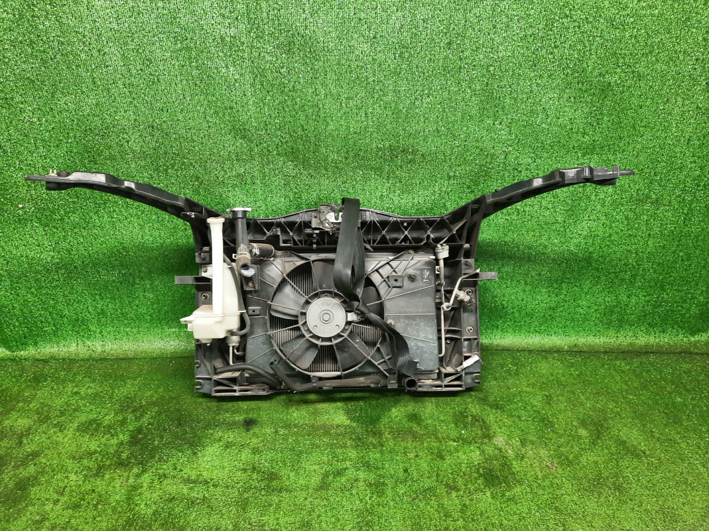 Рамка радиатора MAZDA DEMIO DY3W, DY5W, DY3R ZJ-VE 0470 2 ракурс