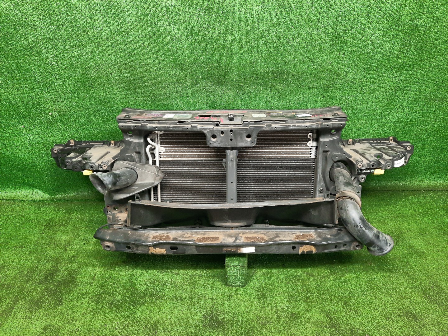 Рамка радиатора PORSCHE CAYENNE 957 0476 1 ракурс Рамка радиатора PORSCHE CAYENNE 957 0476 1 ракурс
