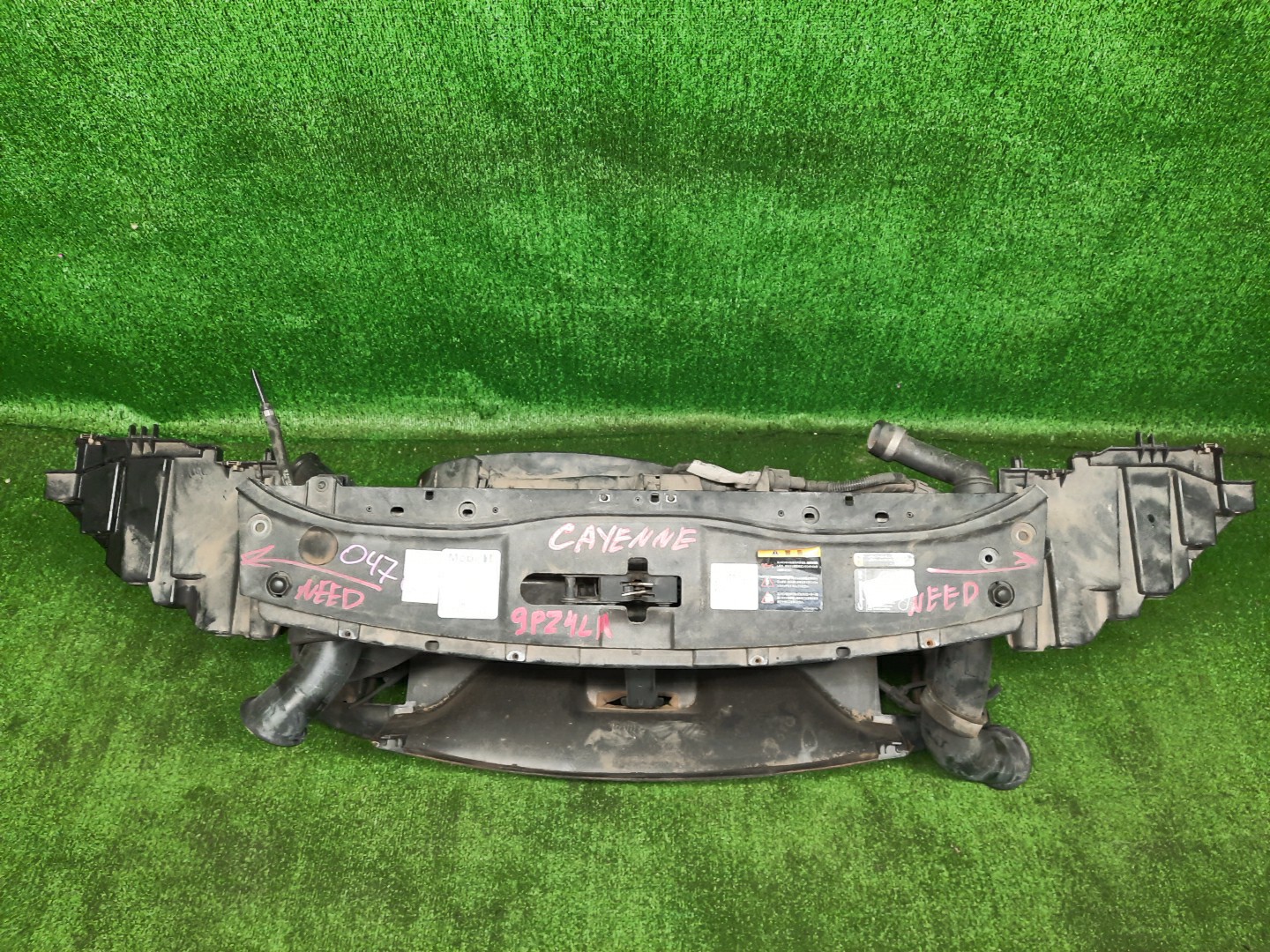 Рамка радиатора PORSCHE CAYENNE 957 0476 2 ракурс Рамка радиатора PORSCHE CAYENNE 957 0476 2 ракурс