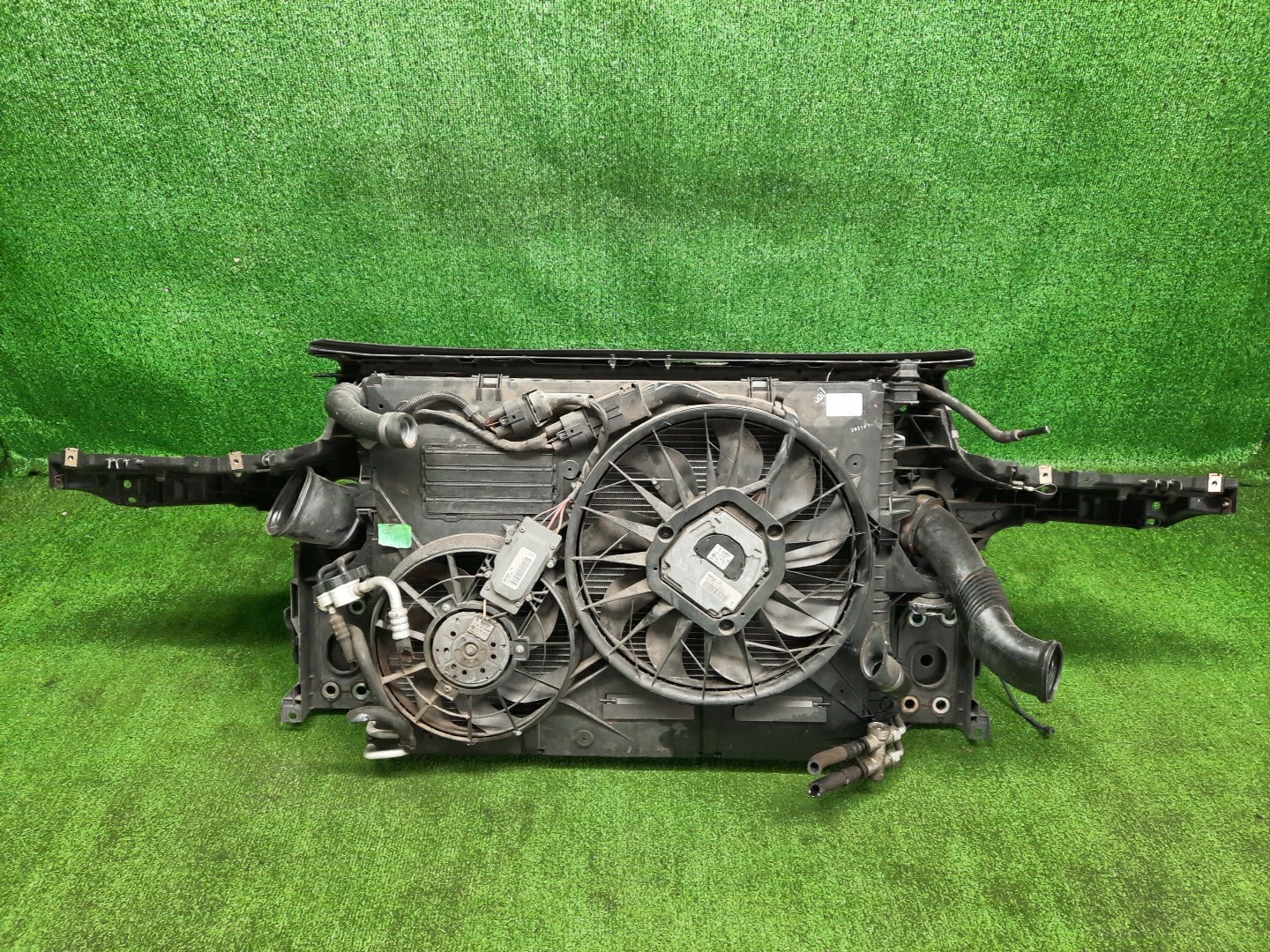 Рамка радиатора PORSCHE CAYENNE 957 0476 3 ракурс Рамка радиатора PORSCHE CAYENNE 957 0476 3 ракурс
