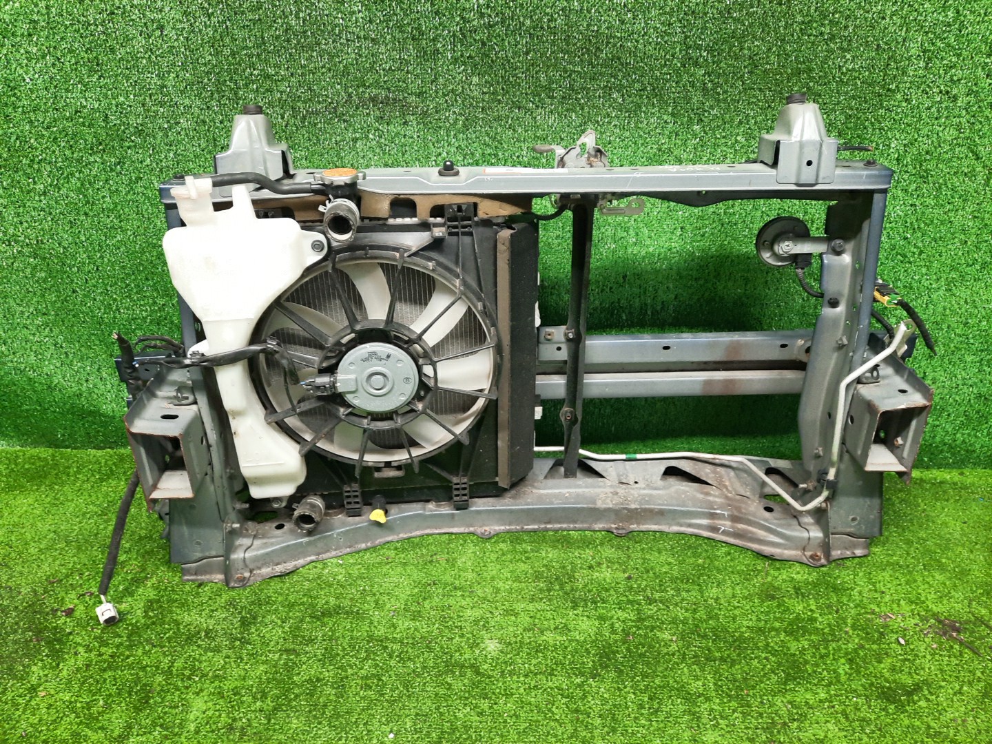 Рамка радиатора TOYOTA TANK M900A 1KR-FE 0496 2 ракурс