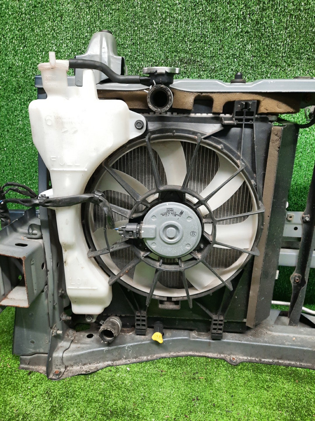 Рамка радиатора TOYOTA TANK M900A 1KR-FE 0496 3 ракурс
