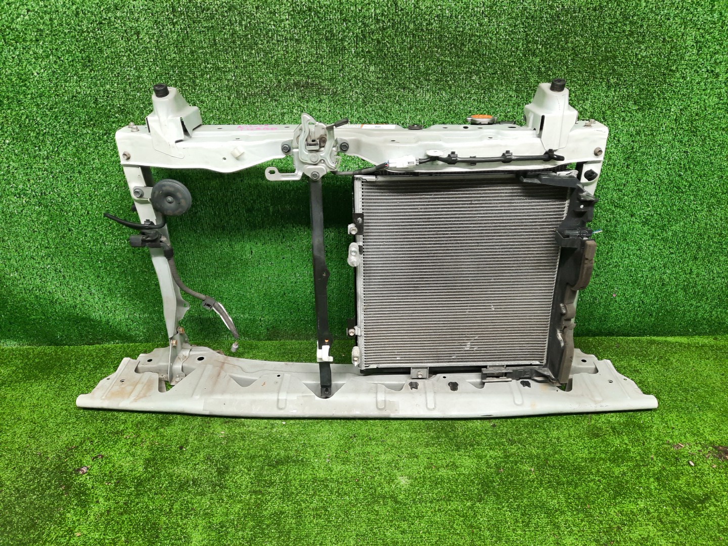 Рамка радиатора TOYOTA TANK M900A 1KR-FE 0497 1 ракурс