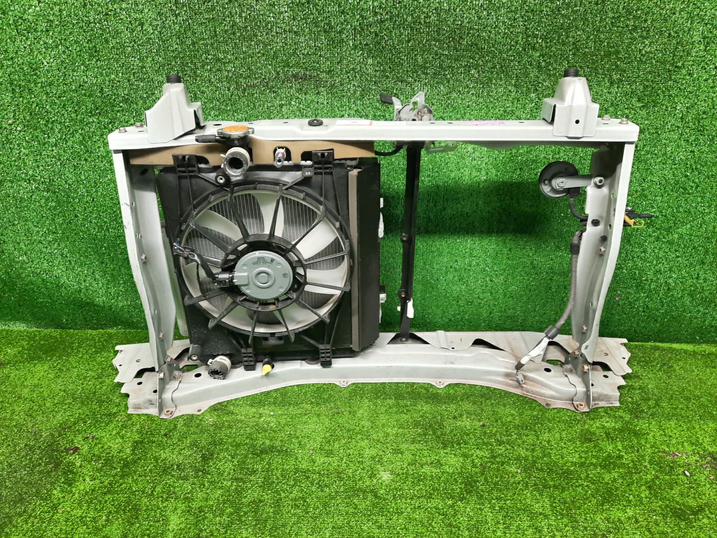 Рамка радиатора TOYOTA TANK M900A 1KR-FE 0497 2 ракурс