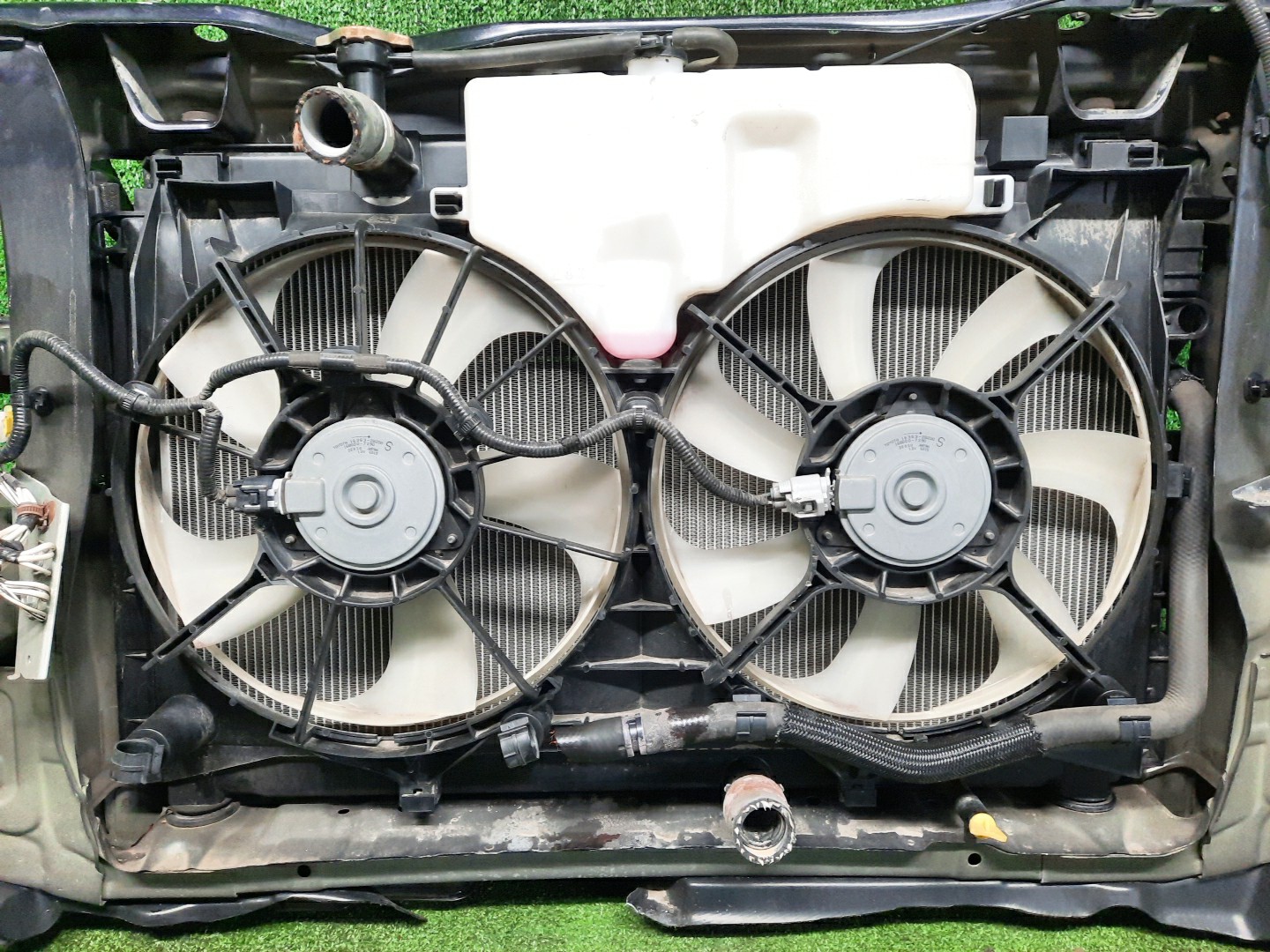 Рамка радиатора TOYOTA NOAH, VOXY, ESQUIRE ZWR80G, ZWR80W 2ZR-FXE 0561 4 ракурс