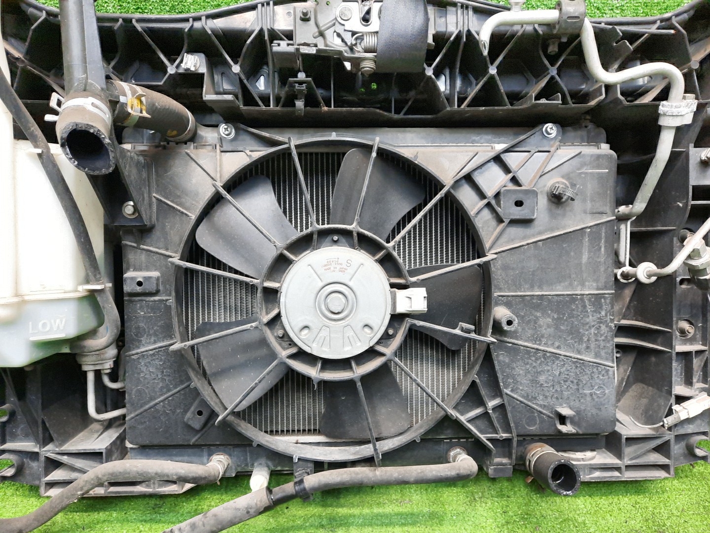 Рамка радиатора MAZDA DEMIO DY3W, DY5W, DY3R ZJ-VE 0578 4 ракурс