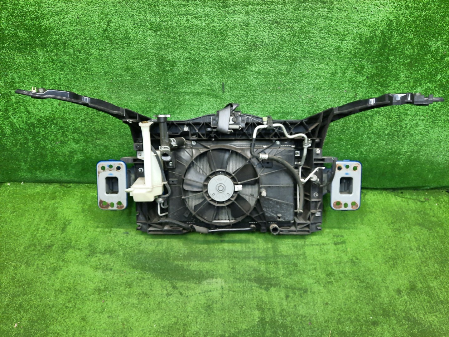 Рамка радиатора MAZDA DEMIO DY3W, DY5W, DY3R ZJ-VE 0580 3 ракурс