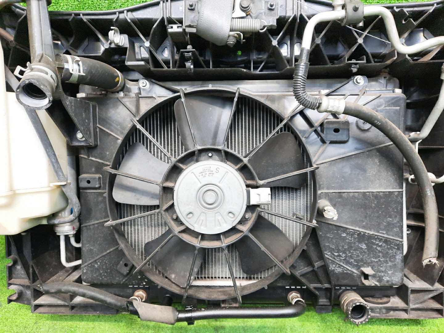 Рамка радиатора MAZDA DEMIO DY3W, DY5W, DY3R ZJ-VE 0580 4 ракурс