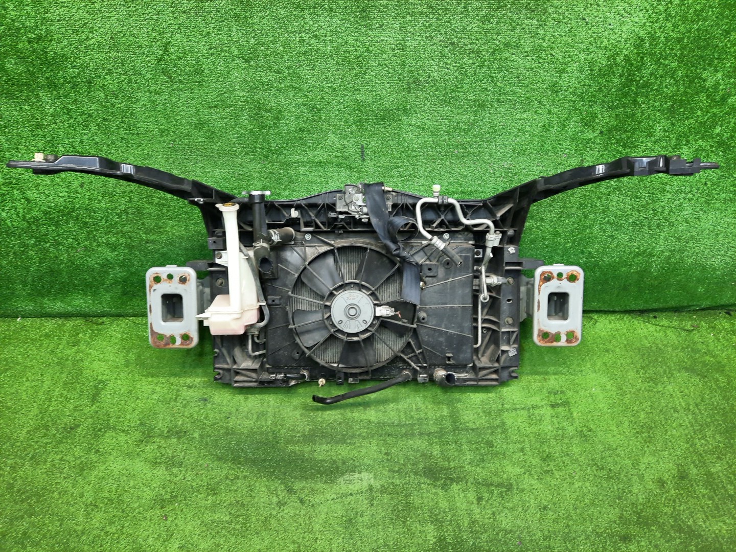 Рамка радиатора MAZDA DEMIO DY3W, DY5W, DY3R ZJ-VE 0581 3 ракурс