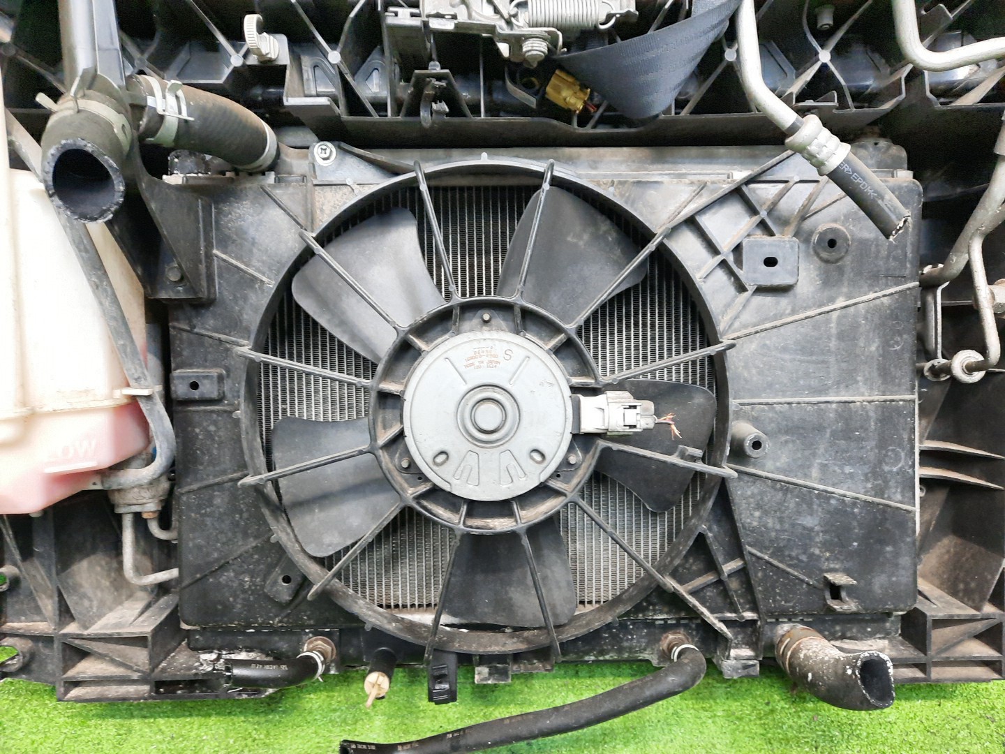 Рамка радиатора MAZDA DEMIO DY3W, DY5W, DY3R ZJ-VE 0581 4 ракурс