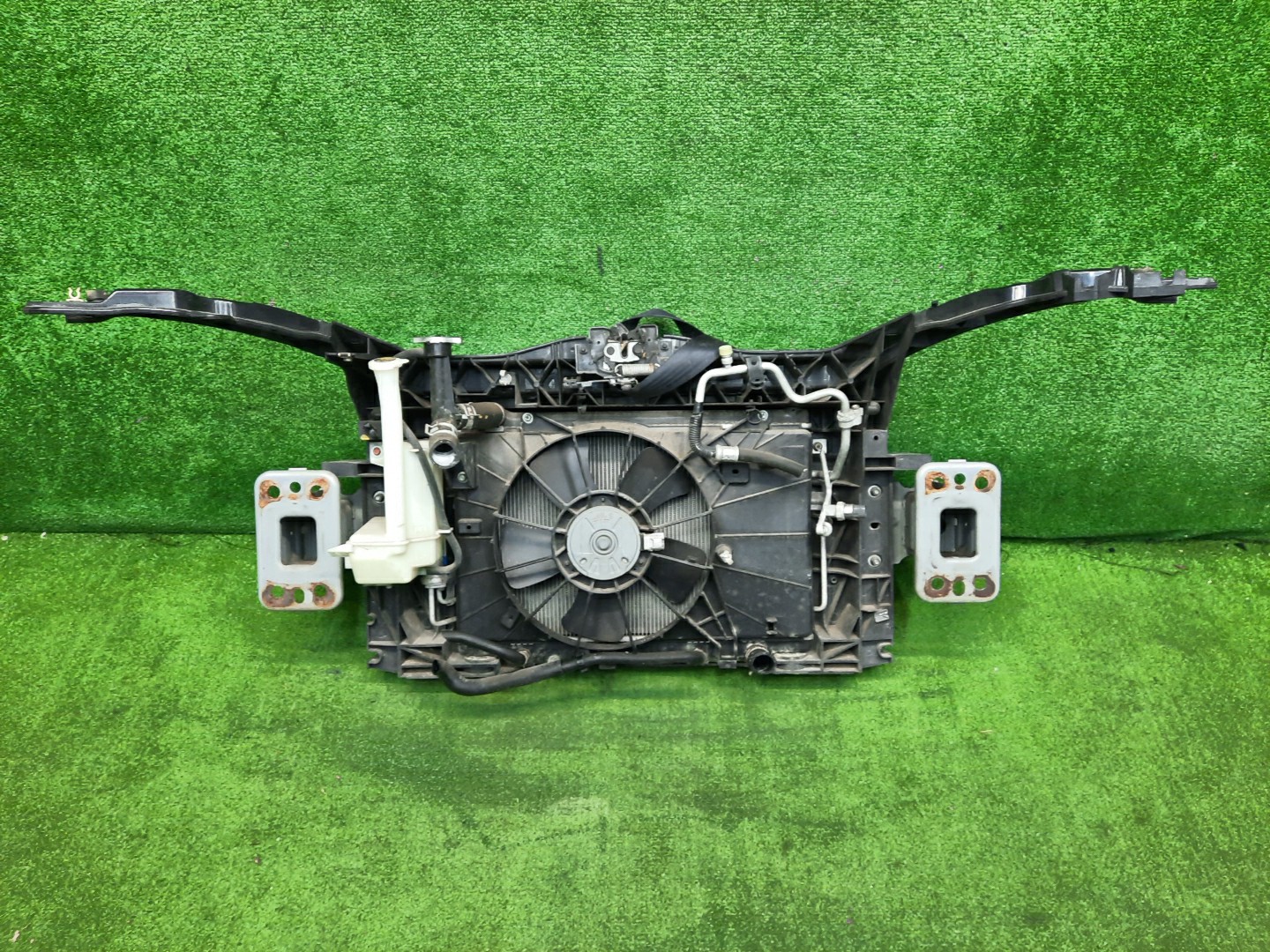 Рамка радиатора MAZDA DEMIO DY3W, DY5W, DY3R ZJ-VE 0582 3 ракурс