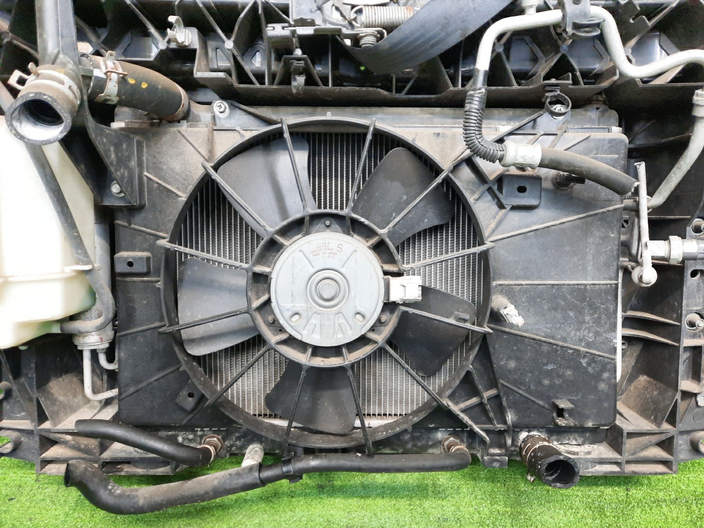 Рамка радиатора MAZDA DEMIO DY3W, DY5W, DY3R ZJ-VE 0582 4 ракурс