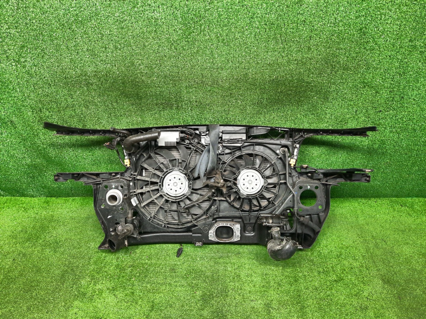 Рамка радиатора AUDI A4 8EAMBF AMB 0611 3 ракурс