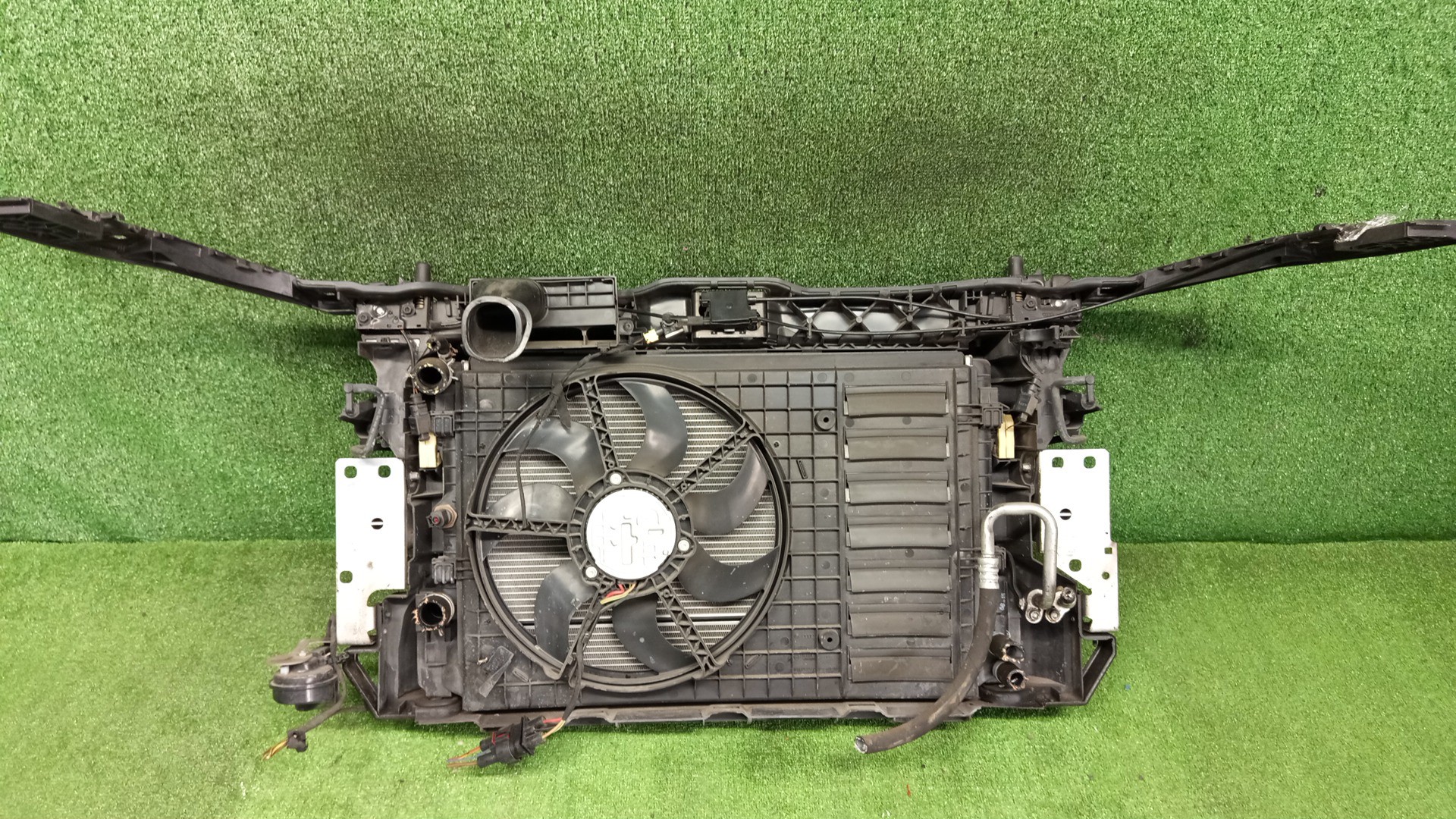 Рамка радиатора AUDI A1 8X1 0667 3 ракурс