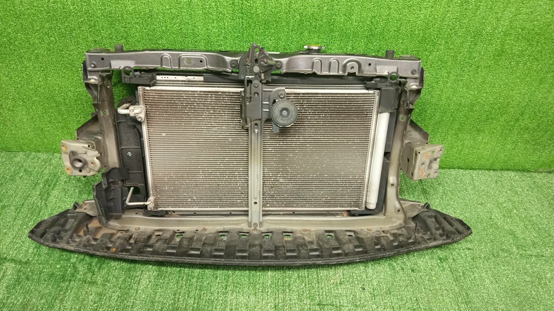 Рамка радиатора TOYOTA AQUA NHP10 1NZ-FXE 0668 1 ракурс