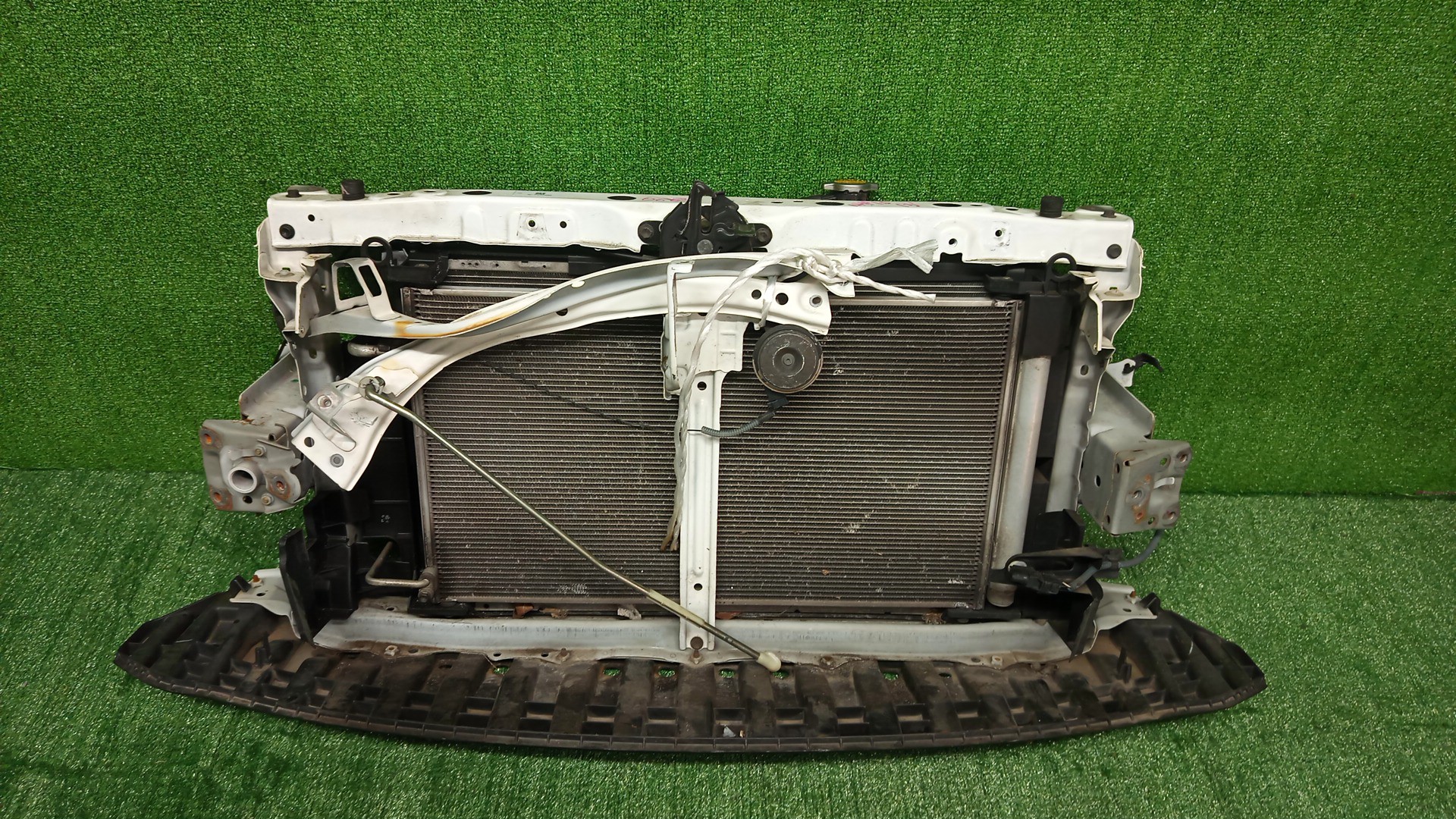Рамка радиатора TOYOTA AQUA NHP10 1NZ-FXE 0669 1 ракурс
