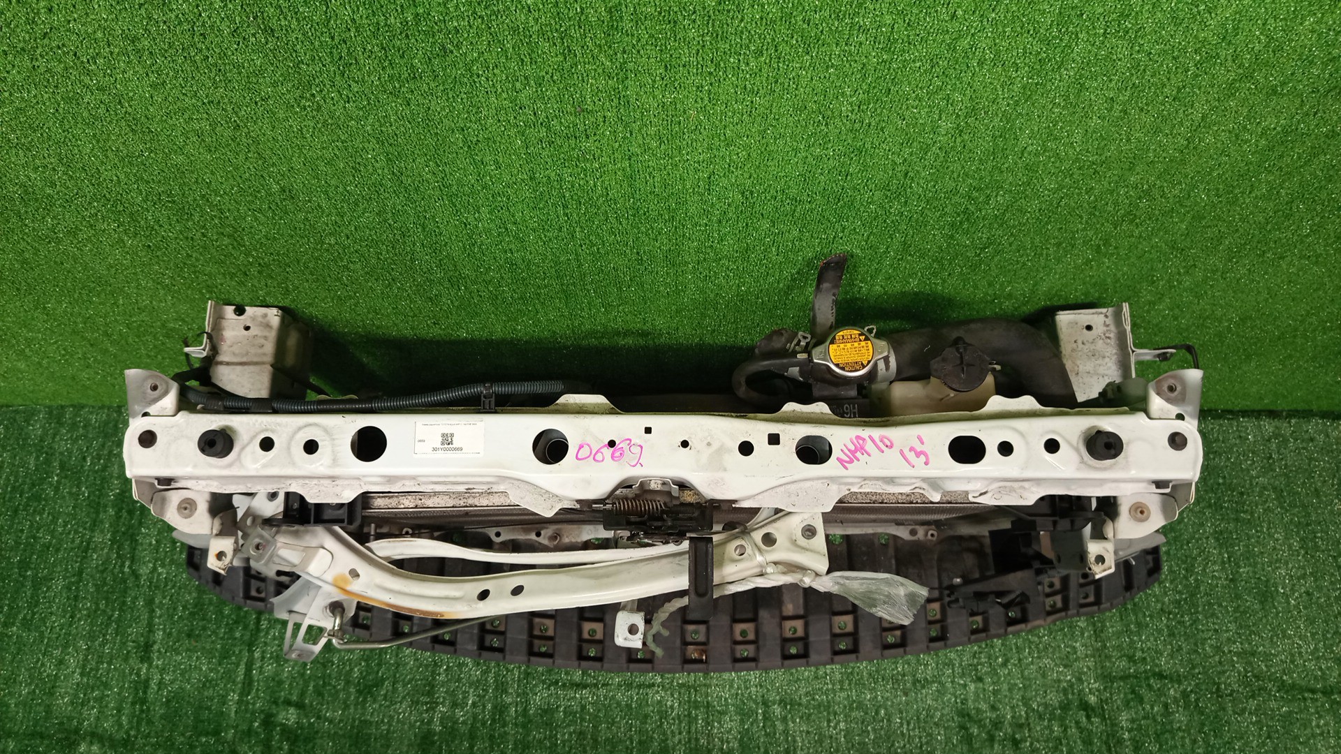 Рамка радиатора TOYOTA AQUA NHP10 1NZ-FXE 0669 2 ракурс