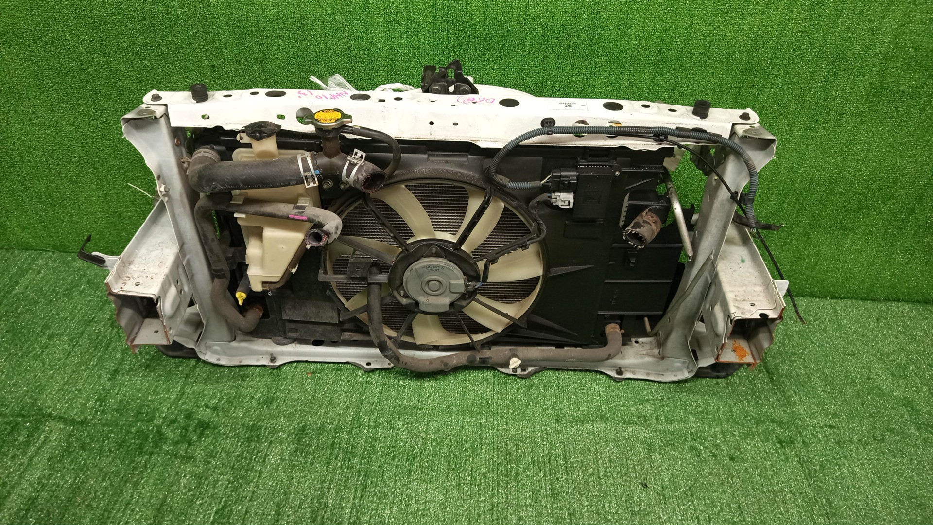 Рамка радиатора TOYOTA AQUA NHP10 1NZ-FXE 0669 3 ракурс