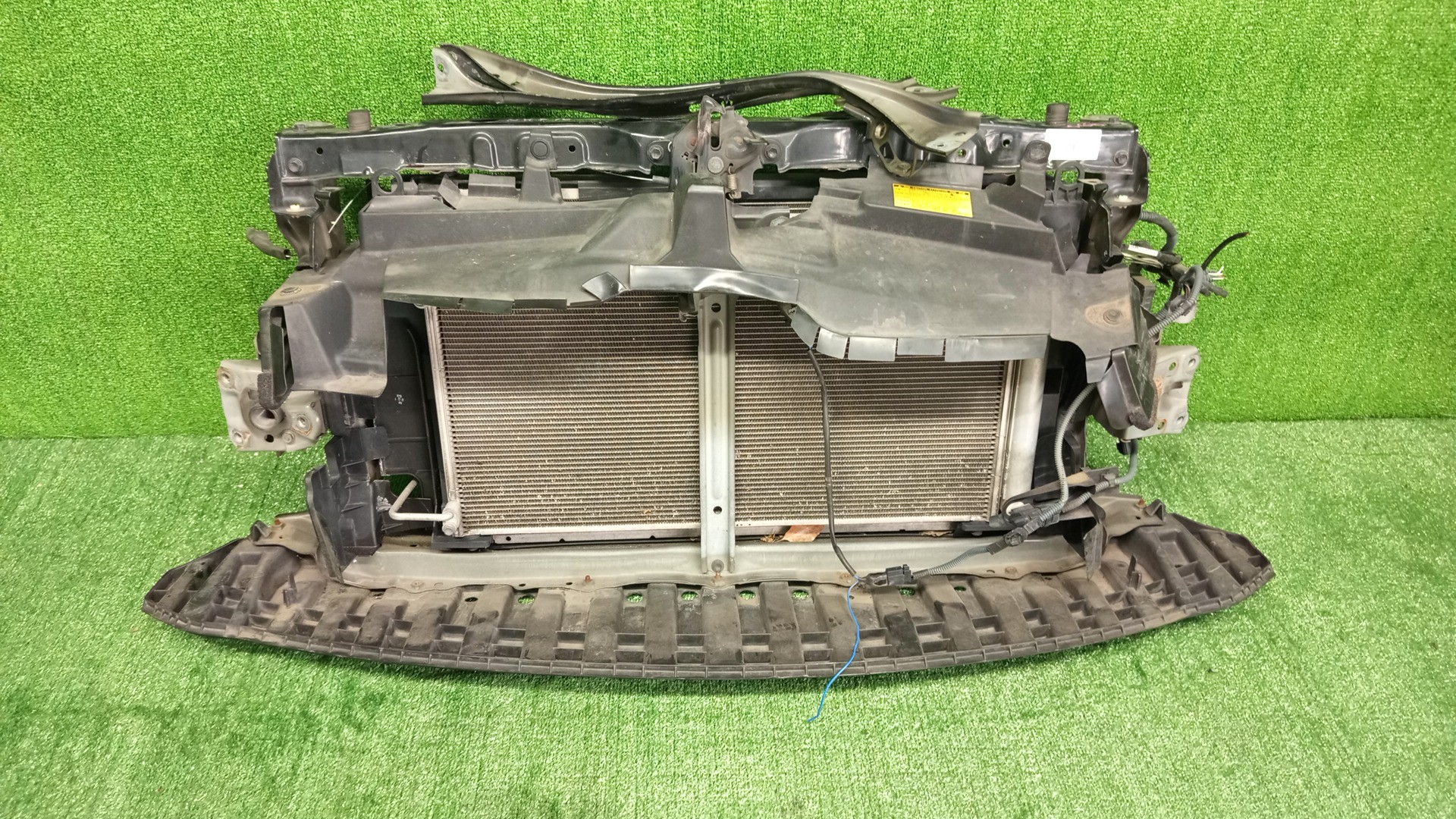 Рамка радиатора TOYOTA AQUA NHP10 1NZ-FXE 0670 1 ракурс