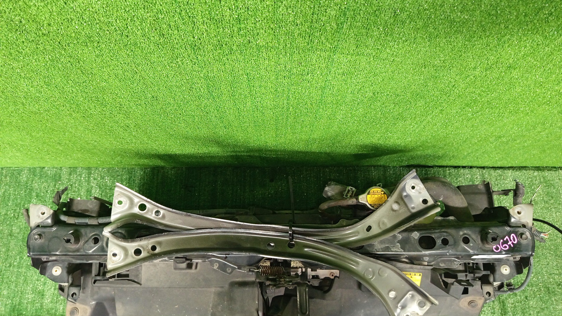 Рамка радиатора TOYOTA AQUA NHP10 1NZ-FXE 0670 2 ракурс