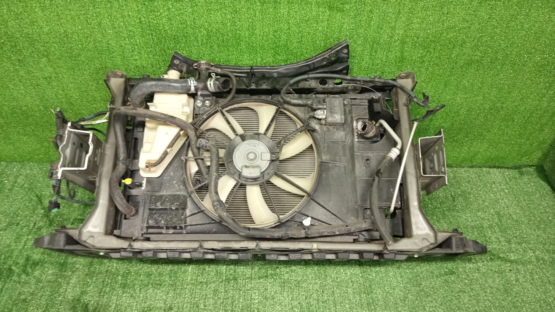 Рамка радиатора TOYOTA AQUA NHP10 1NZ-FXE 0670 3 ракурс