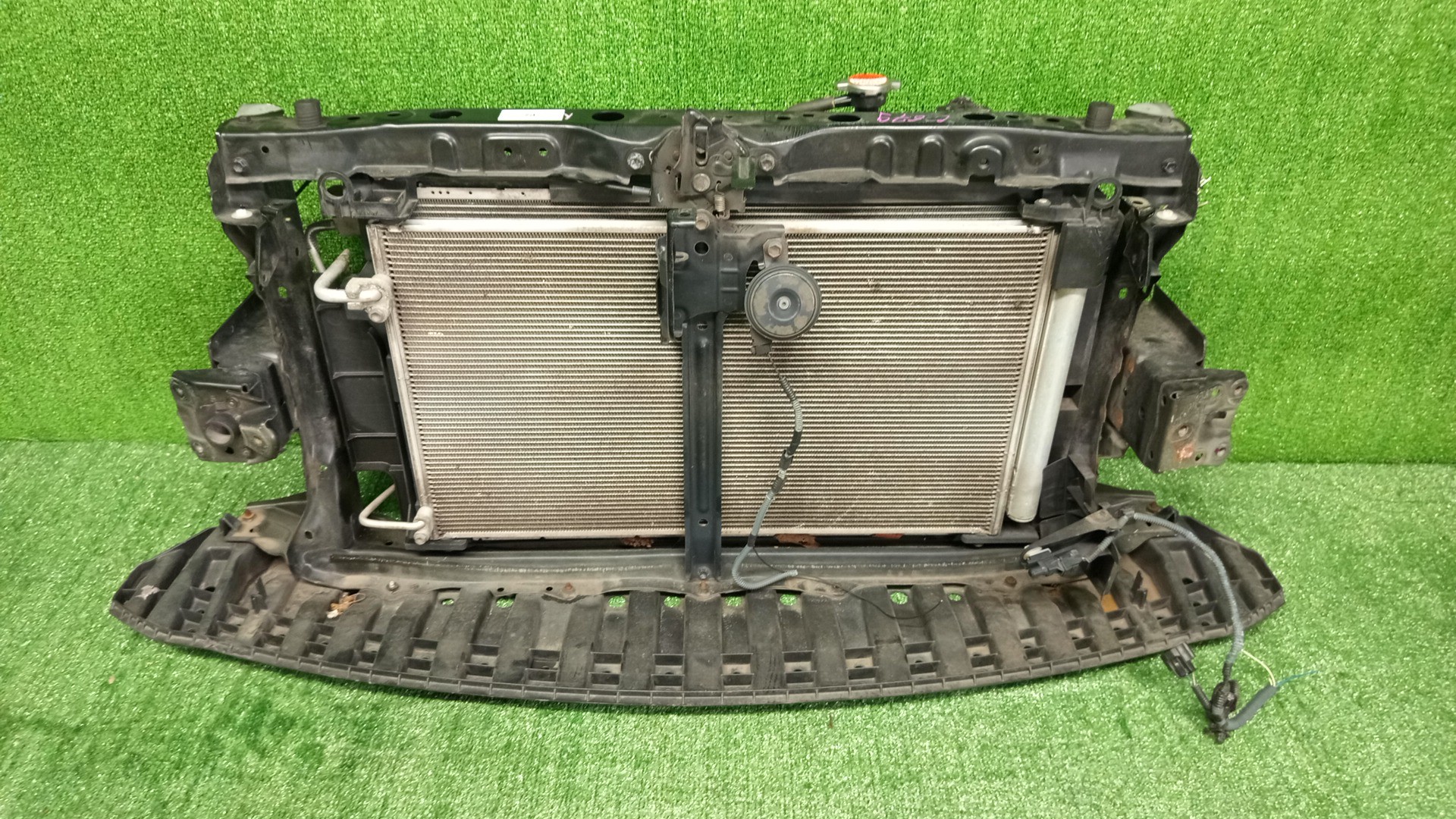 Рамка радиатора TOYOTA AQUA NHP10 1NZ-FXE 0679 1 ракурс