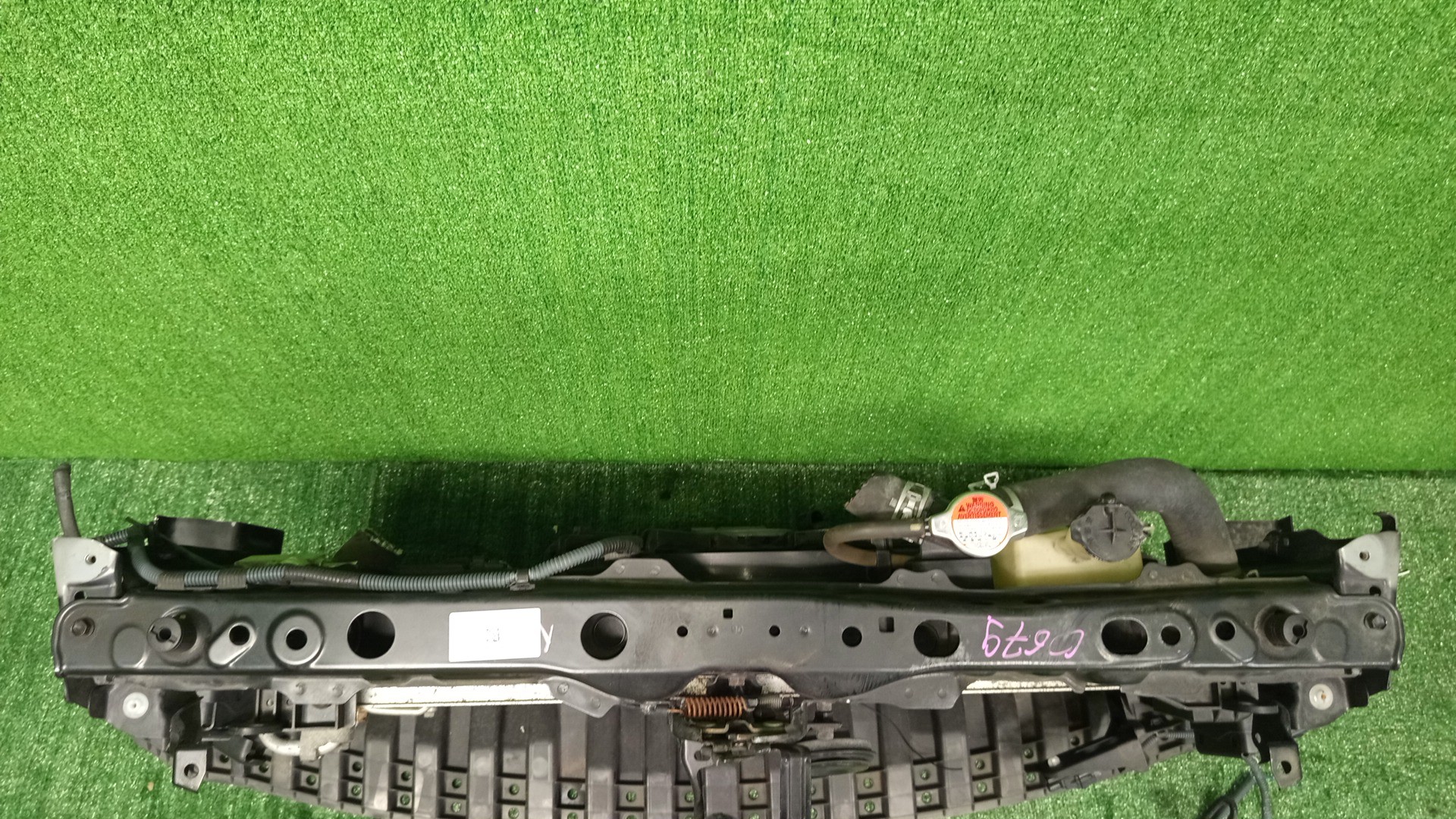 Рамка радиатора TOYOTA AQUA NHP10 1NZ-FXE 0679 2 ракурс