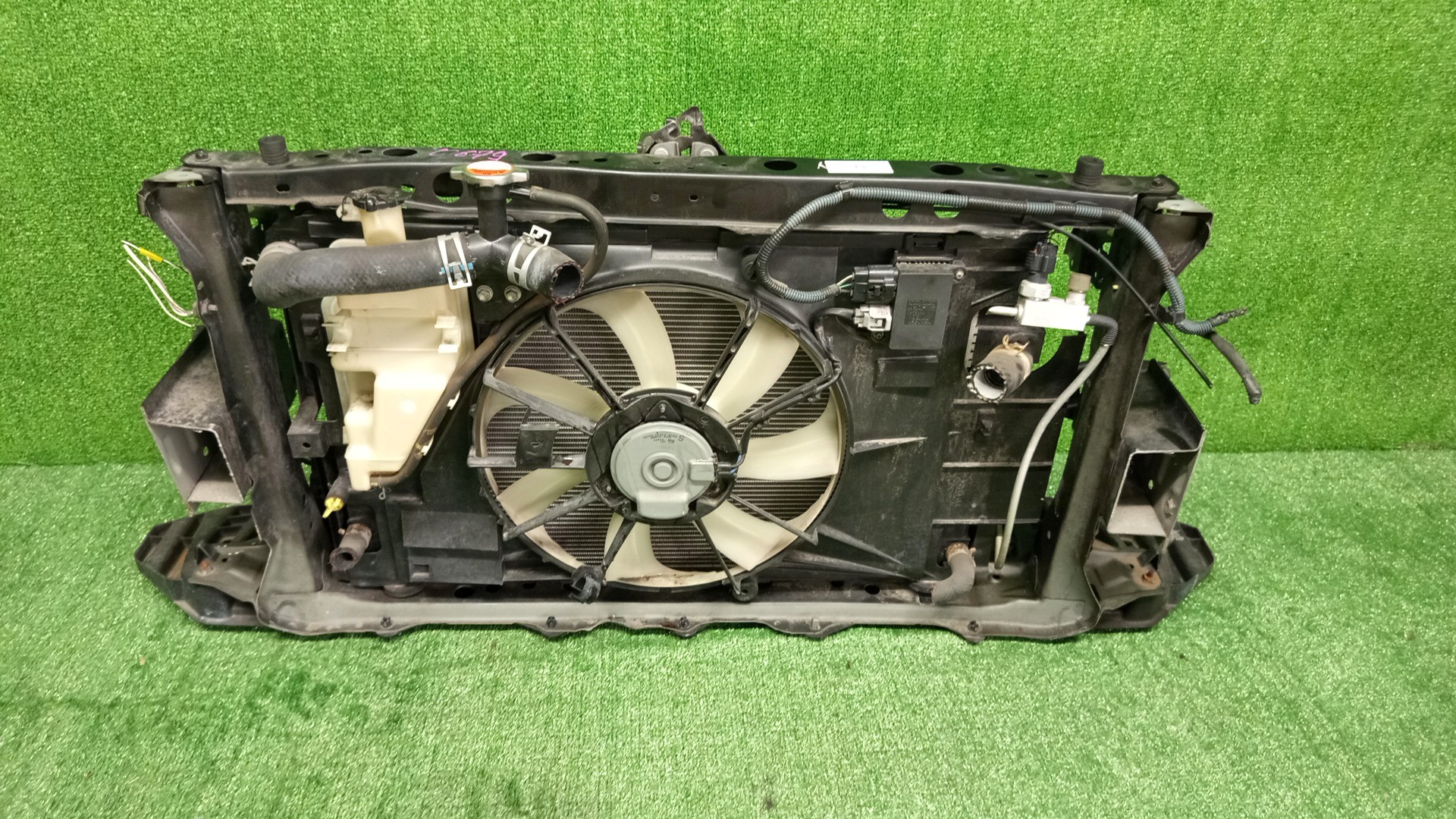Рамка радиатора TOYOTA AQUA NHP10 1NZ-FXE 0679 3 ракурс