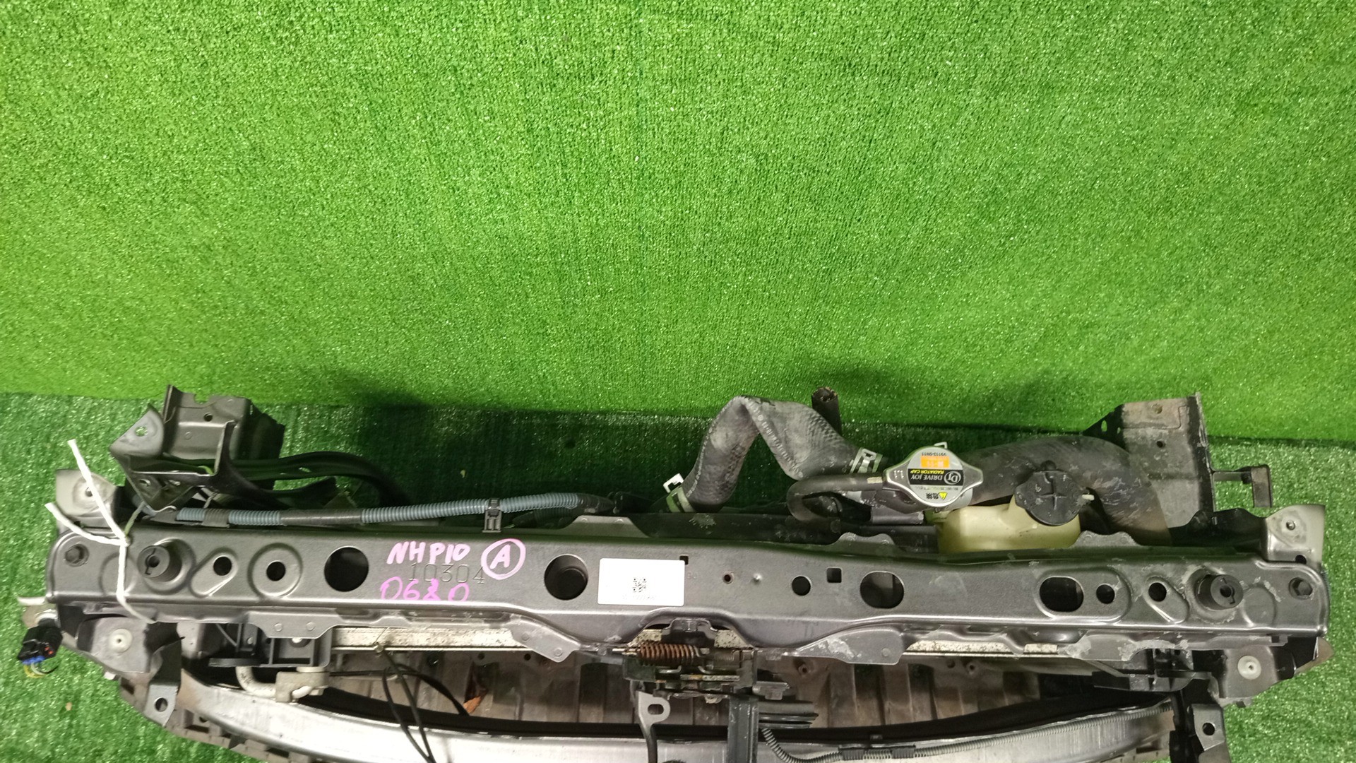 Рамка радиатора TOYOTA AQUA NHP10 1NZ-FXE 0680 2 ракурс