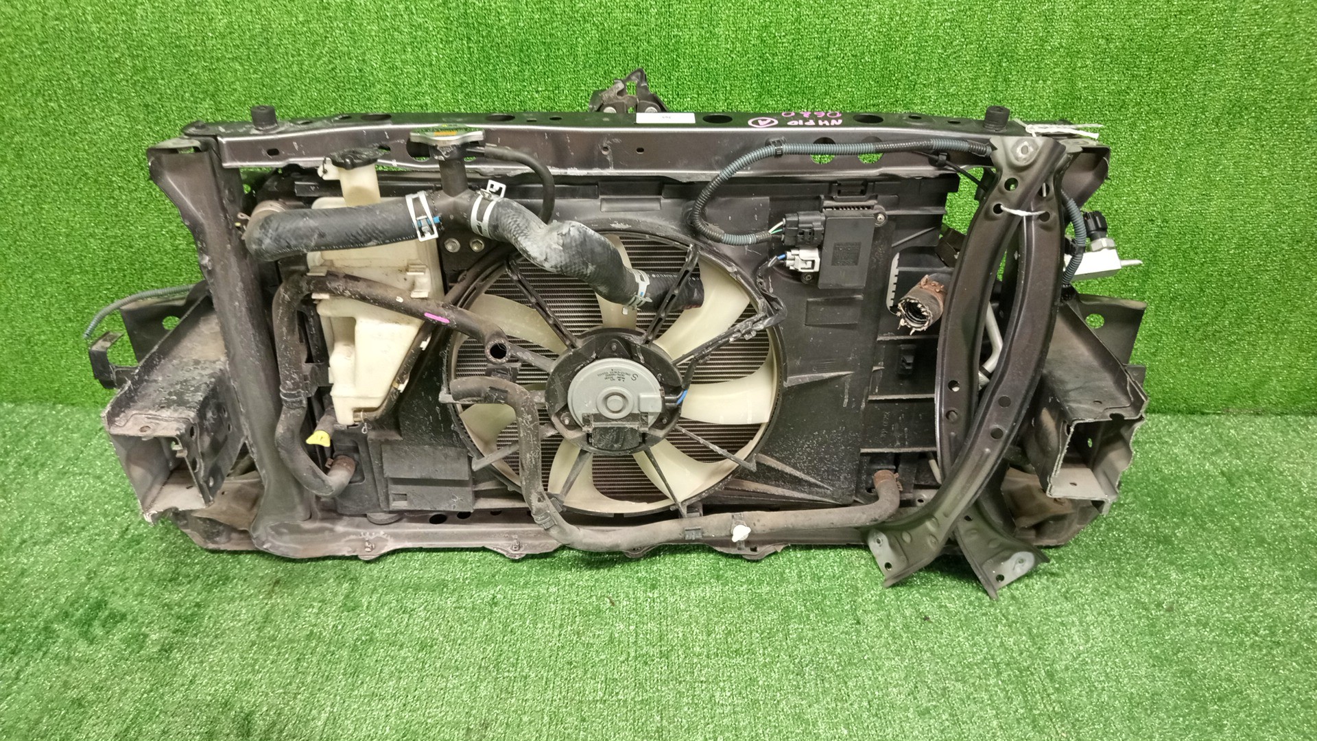 Рамка радиатора TOYOTA AQUA NHP10 1NZ-FXE 0680 3 ракурс