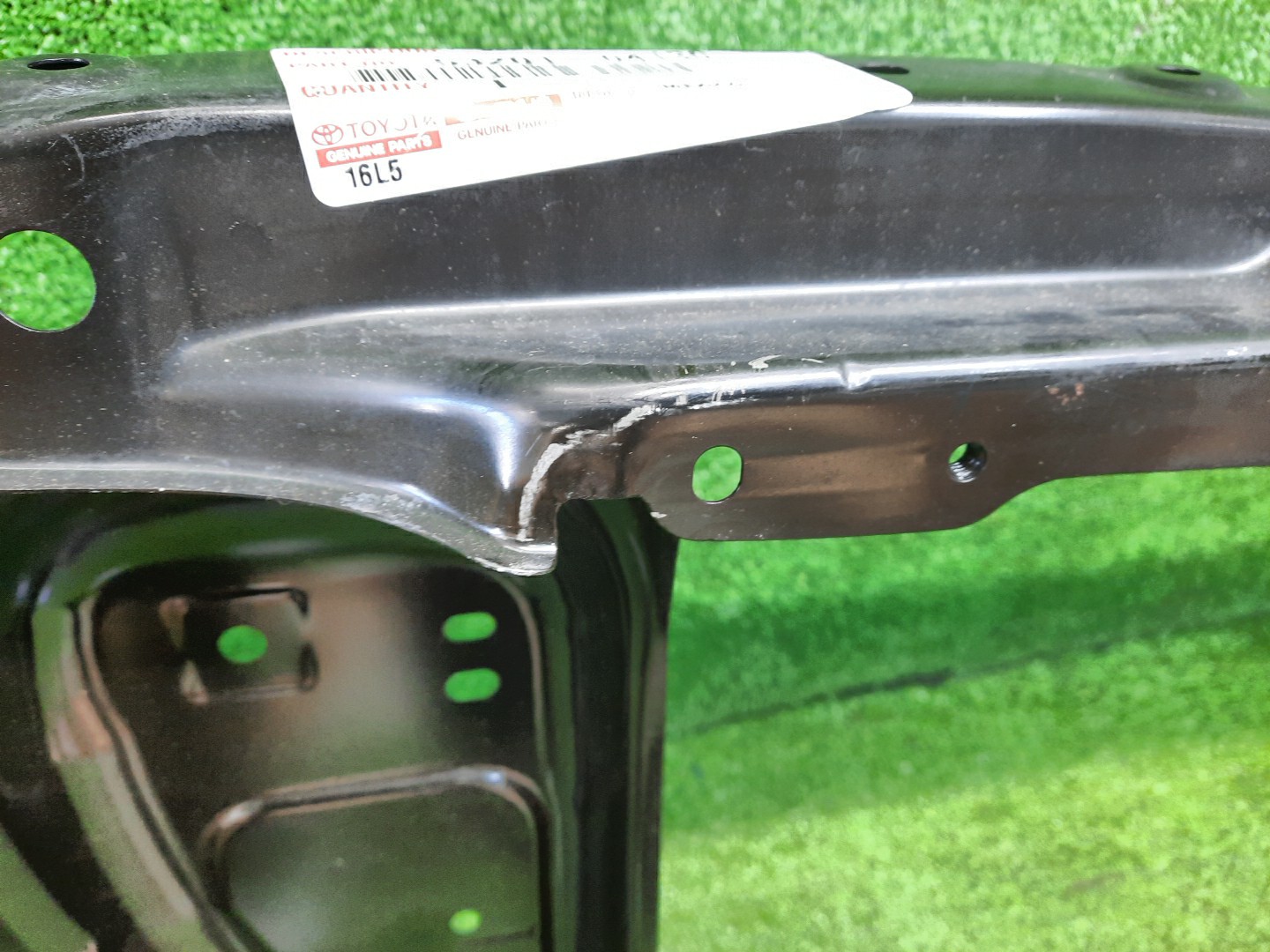 Рамка радиатора TOYOTA TACOMA GRN305L 53201-04130 2 ракурс