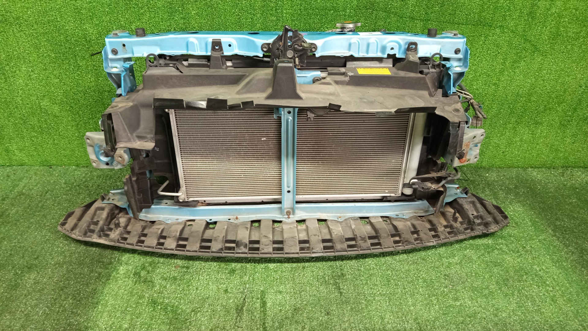 Рамка радиатора TOYOTA AQUA NHP10 1NZ-FXE 0690 1 ракурс