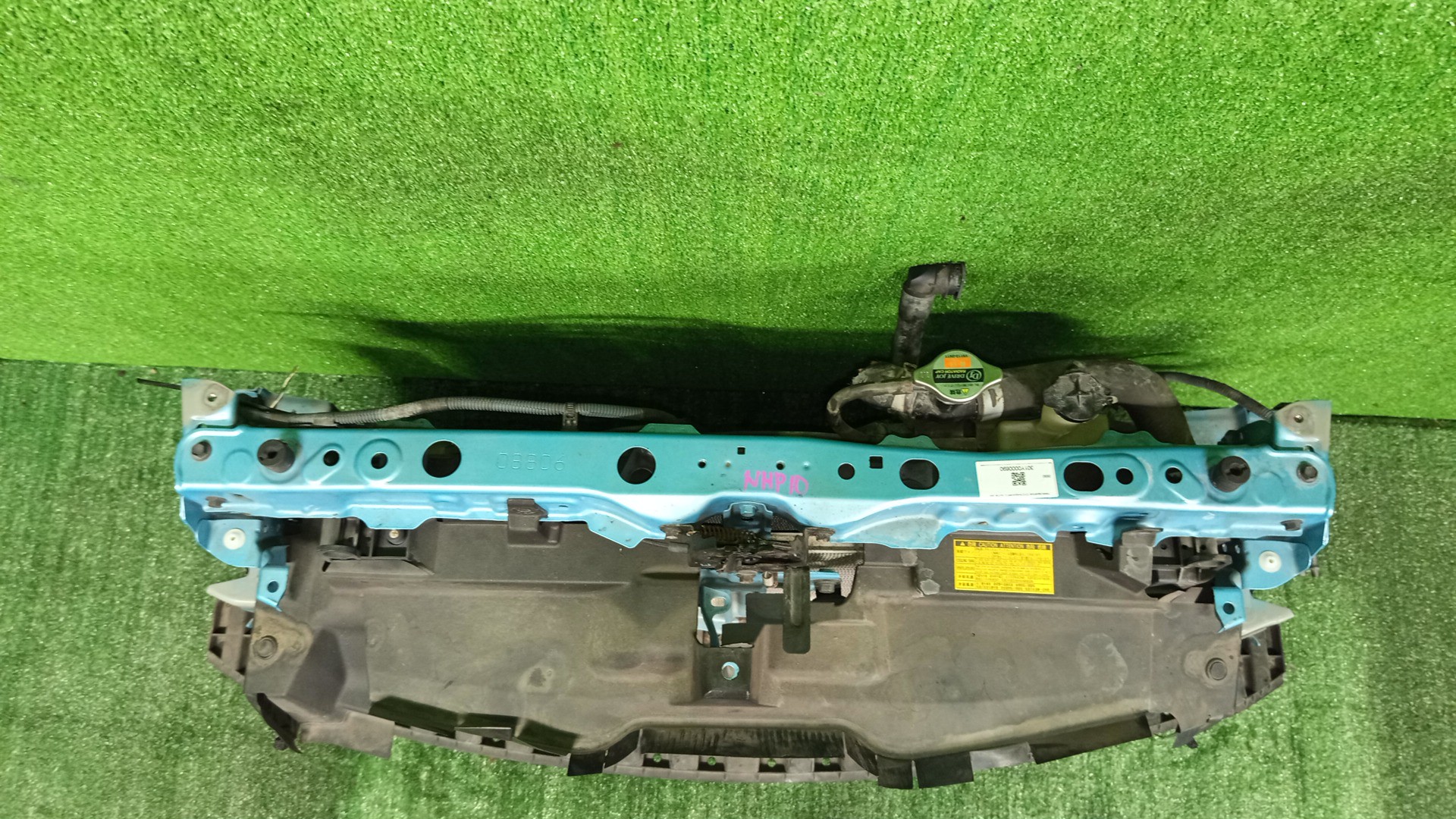 Рамка радиатора TOYOTA AQUA NHP10 1NZ-FXE 0690 2 ракурс