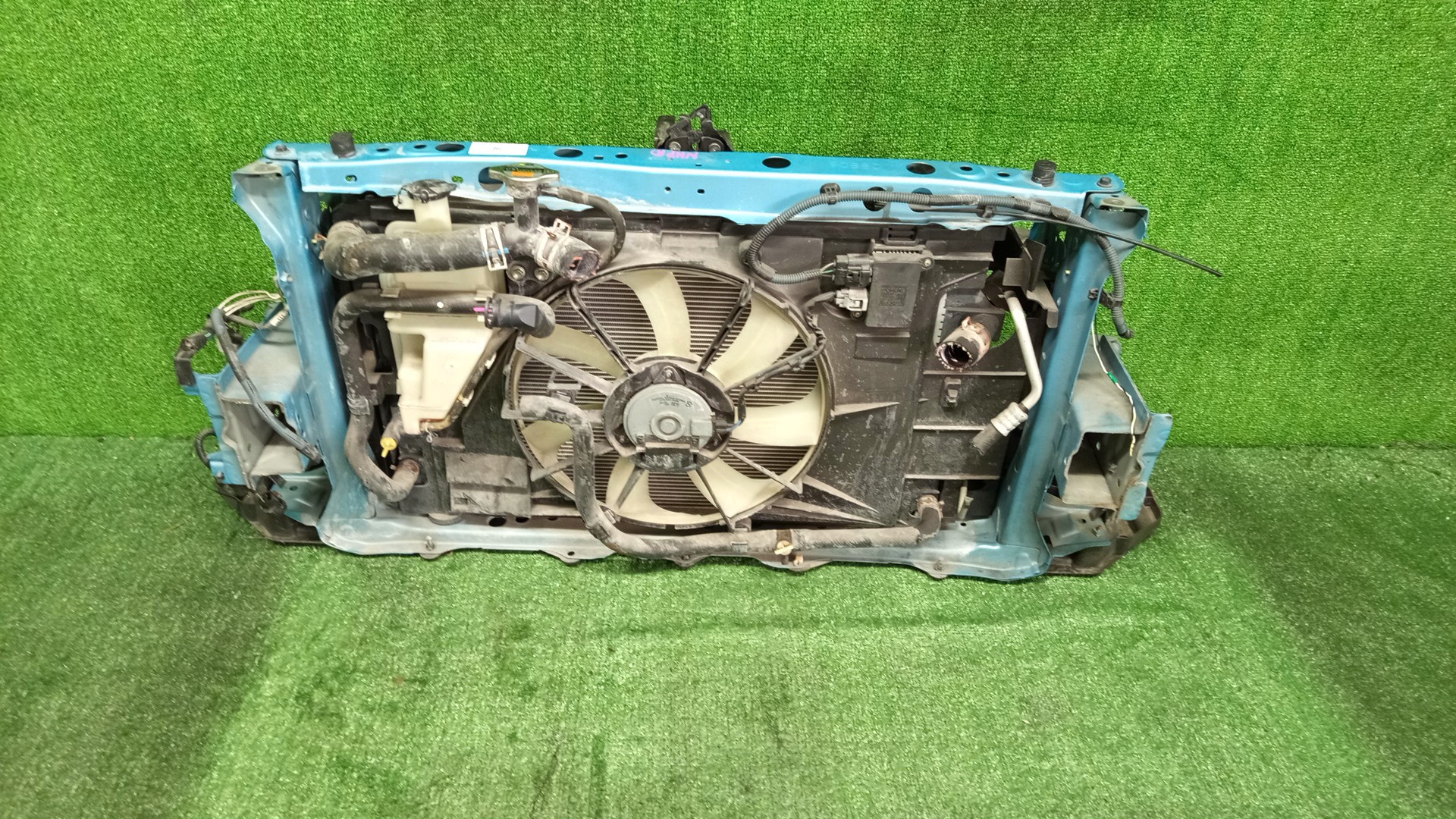 Рамка радиатора TOYOTA AQUA NHP10 1NZ-FXE 0690 3 ракурс