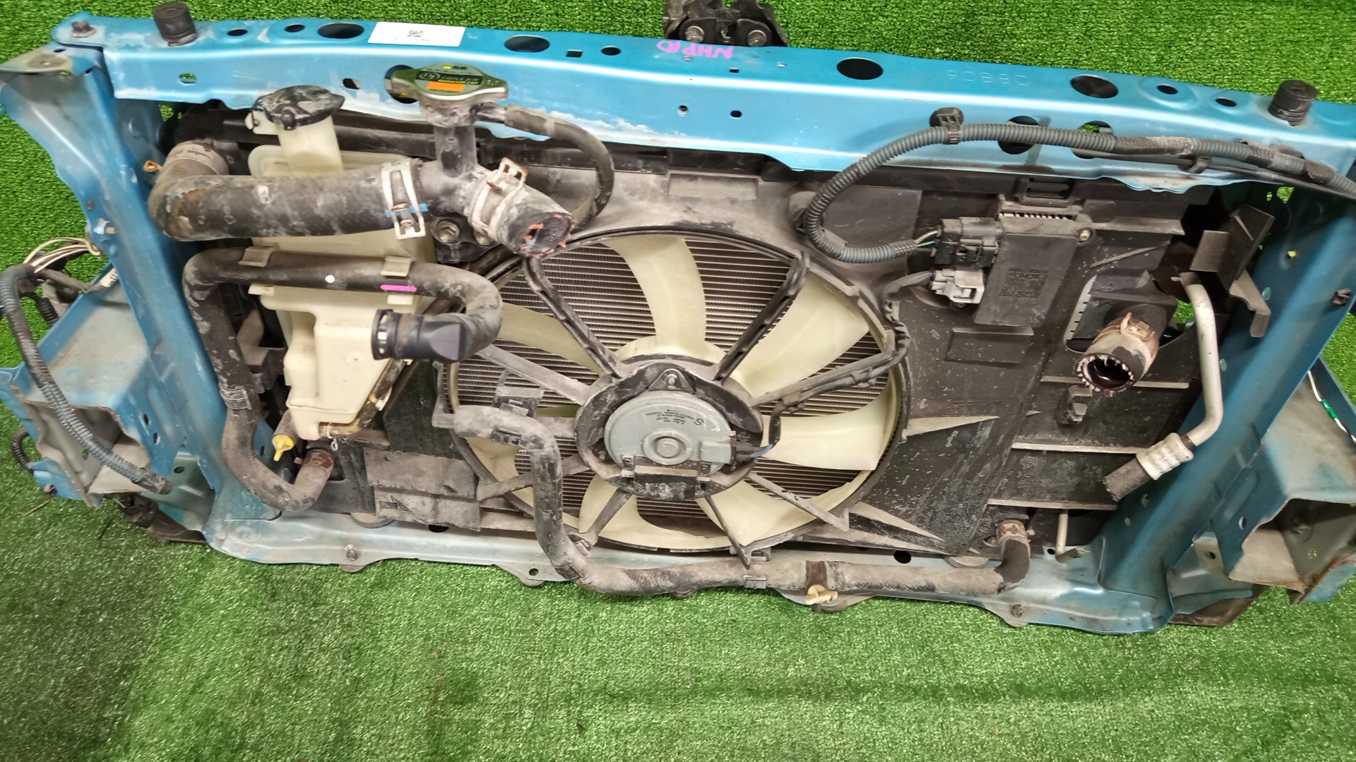 Рамка радиатора TOYOTA AQUA NHP10 1NZ-FXE 0690 4 ракурс