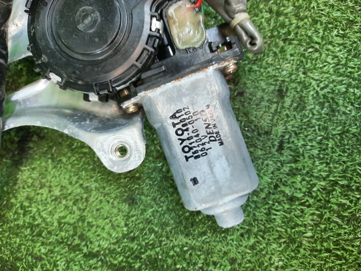 Стеклоподъемник правый передний TOYOTA HARRIER MCU15W 85710-48010 3 ракурс