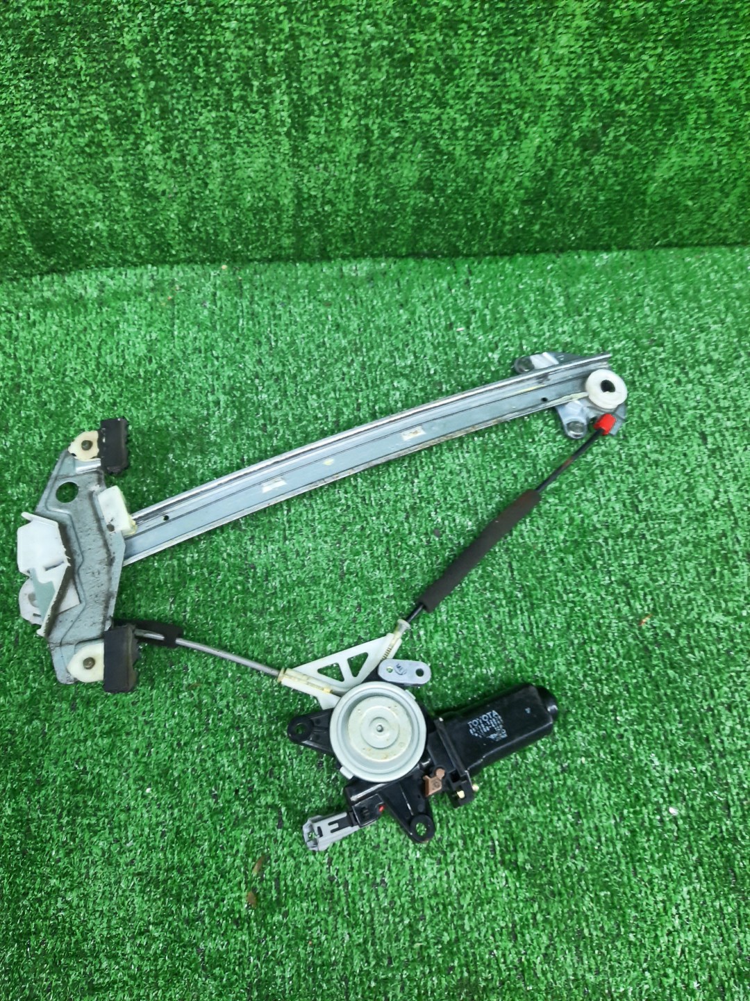Стеклоподъемник правый передний TOYOTA COROLLA AE100 85710-12070 1 ракурс