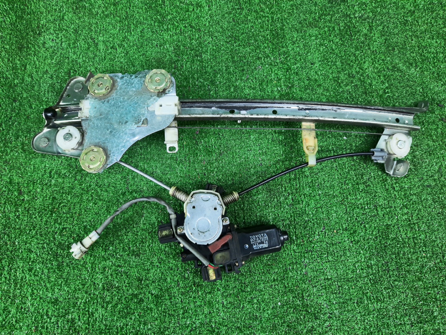 Стеклоподъемник правый передний TOYOTA CHASER GX90 85710-22300 2 ракурс