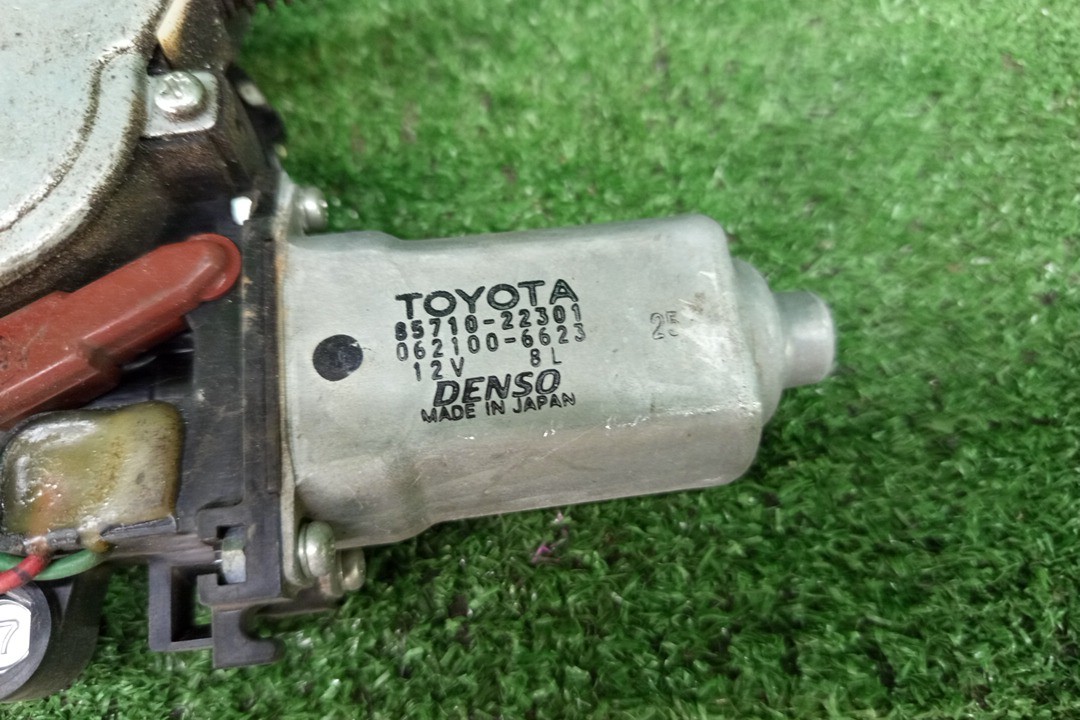 Стеклоподъемник правый передний TOYOTA CHASER GX90 85710-22301 3 ракурс