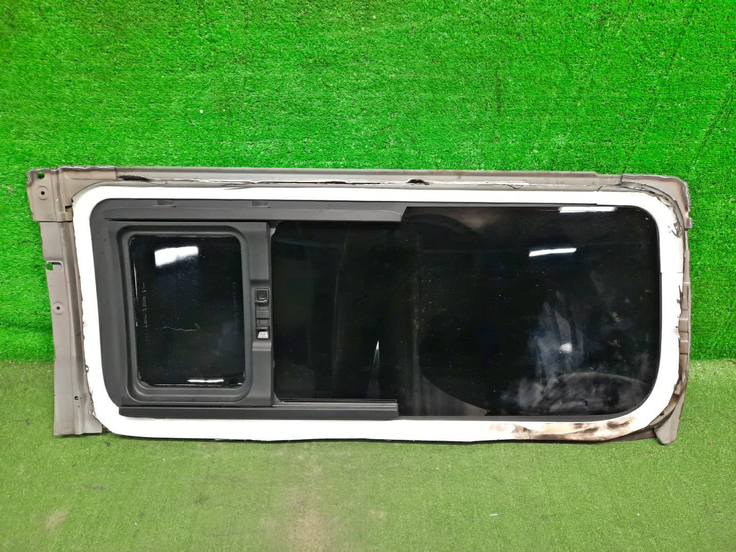 Стекло собачника правое заднее NISSAN NV350 CARAVAN KS2E26 2 ракурс