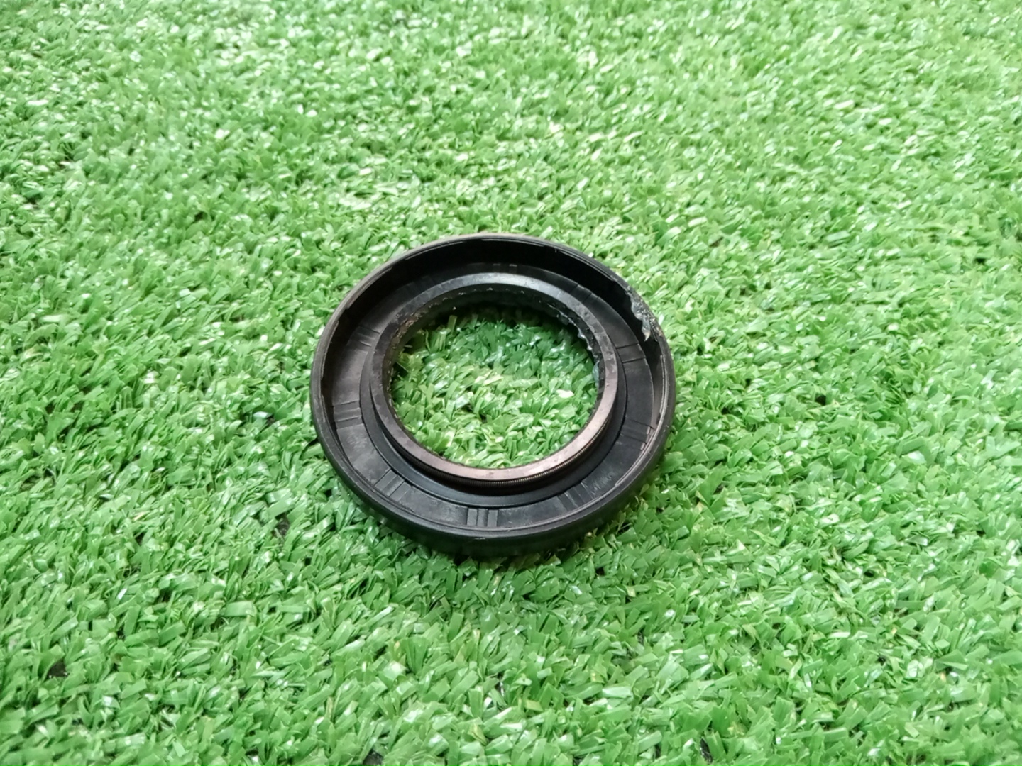 Сальник TOYOTA HILUX TGN26 2TR-FE 90311-32022 2 ракурс Сальник TOYOTA HILUX TGN26 2TR-FE 90311-32022 2 ракурс