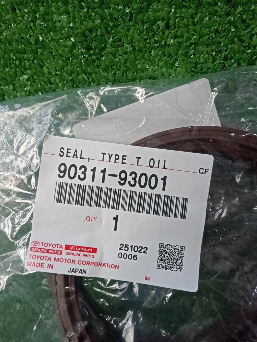 Сальник TOYOTA LAND CRUISER FJA300W F33A-FTV 90311-93001 3 ракурс
