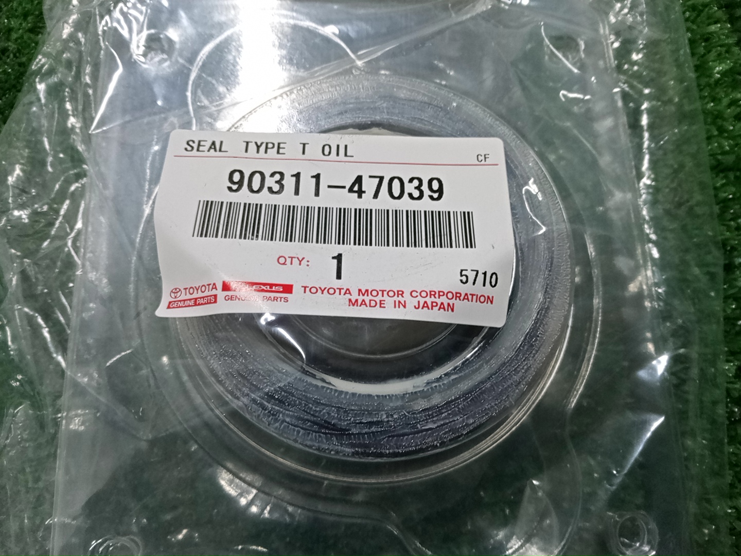 Сальник TOYOTA LAND CRUISER FJA300W F33A-FTV 90311-47039 4 ракурс