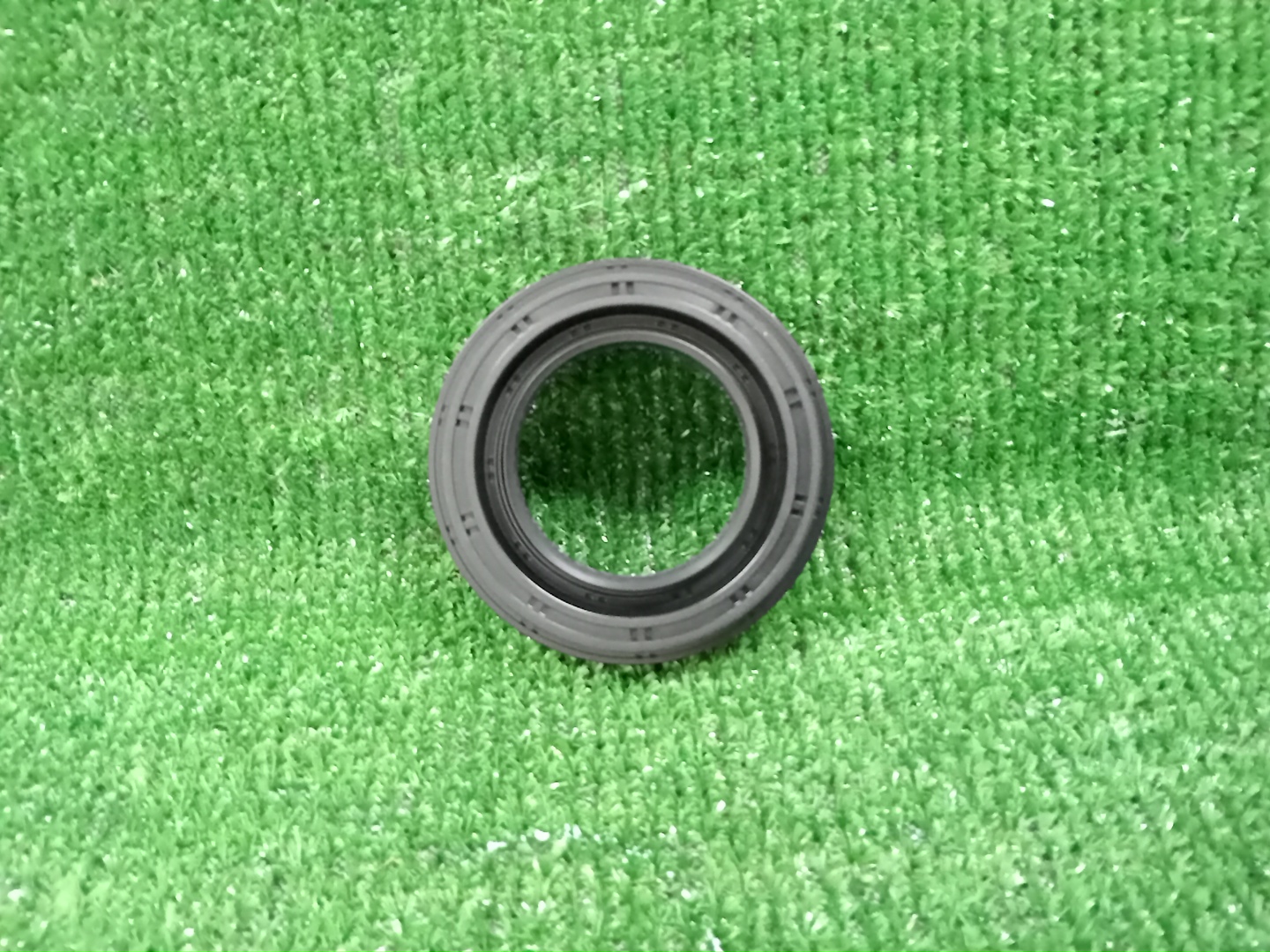 Сальник TOYOTA LAND CRUISER FJA300W F33A-FTV 90311-47040 1 ракурс Сальник TOYOTA LAND CRUISER FJA300W F33A-FTV 90311-47040 1 ракурс