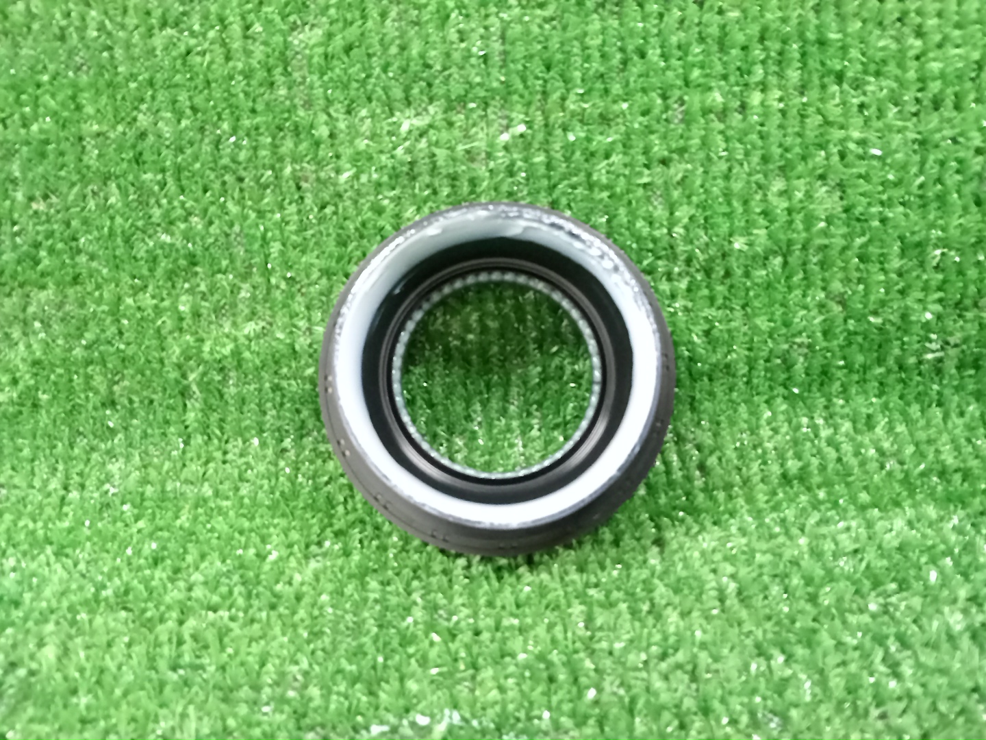 Сальник TOYOTA LAND CRUISER FJA300W F33A-FTV 90311-47040 2 ракурс Сальник TOYOTA LAND CRUISER FJA300W F33A-FTV 90311-47040 2 ракурс